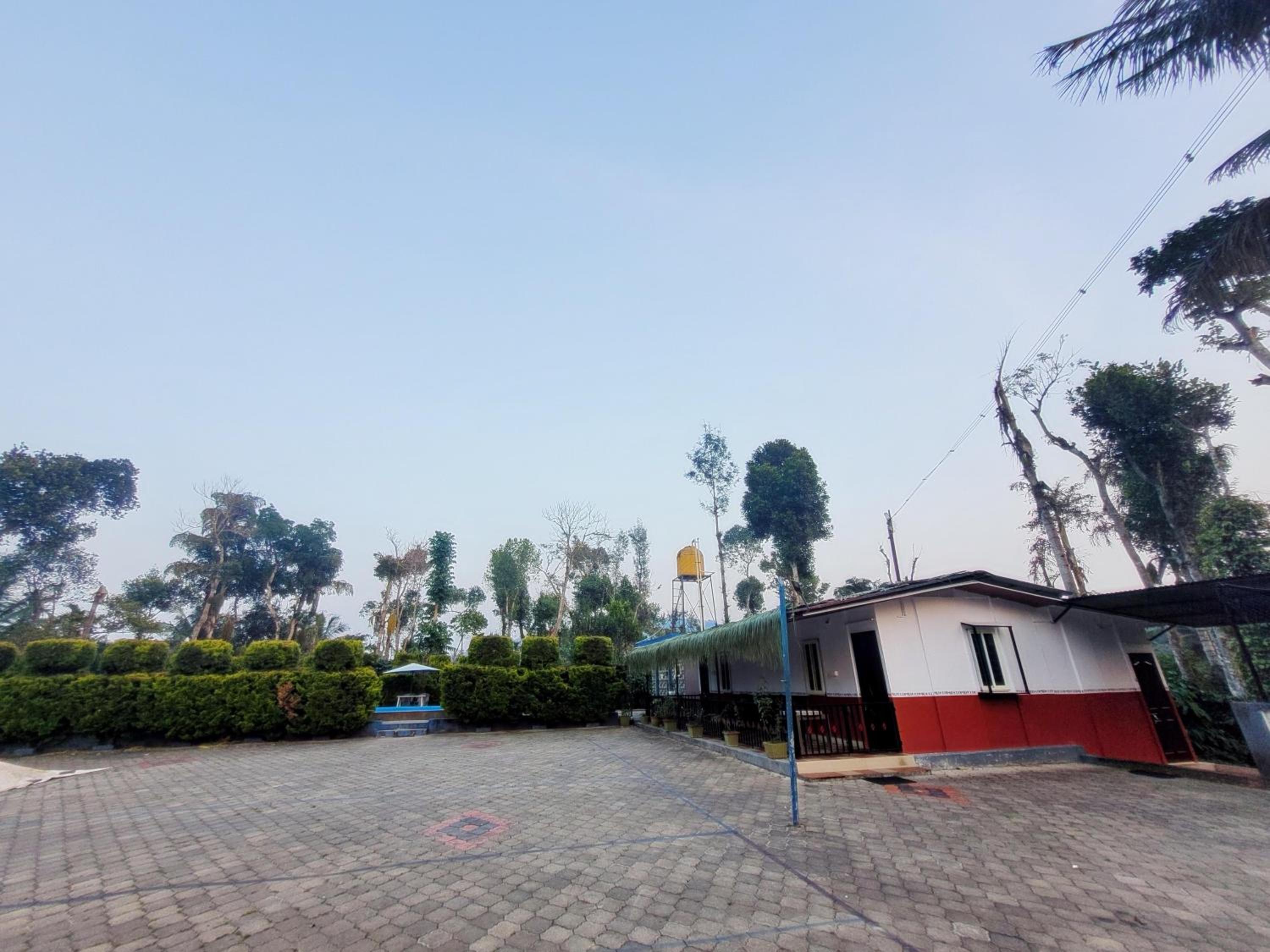 Giri Darshini Homestay - 3BH, Simple Rooms with Pool & Private Falls view 4