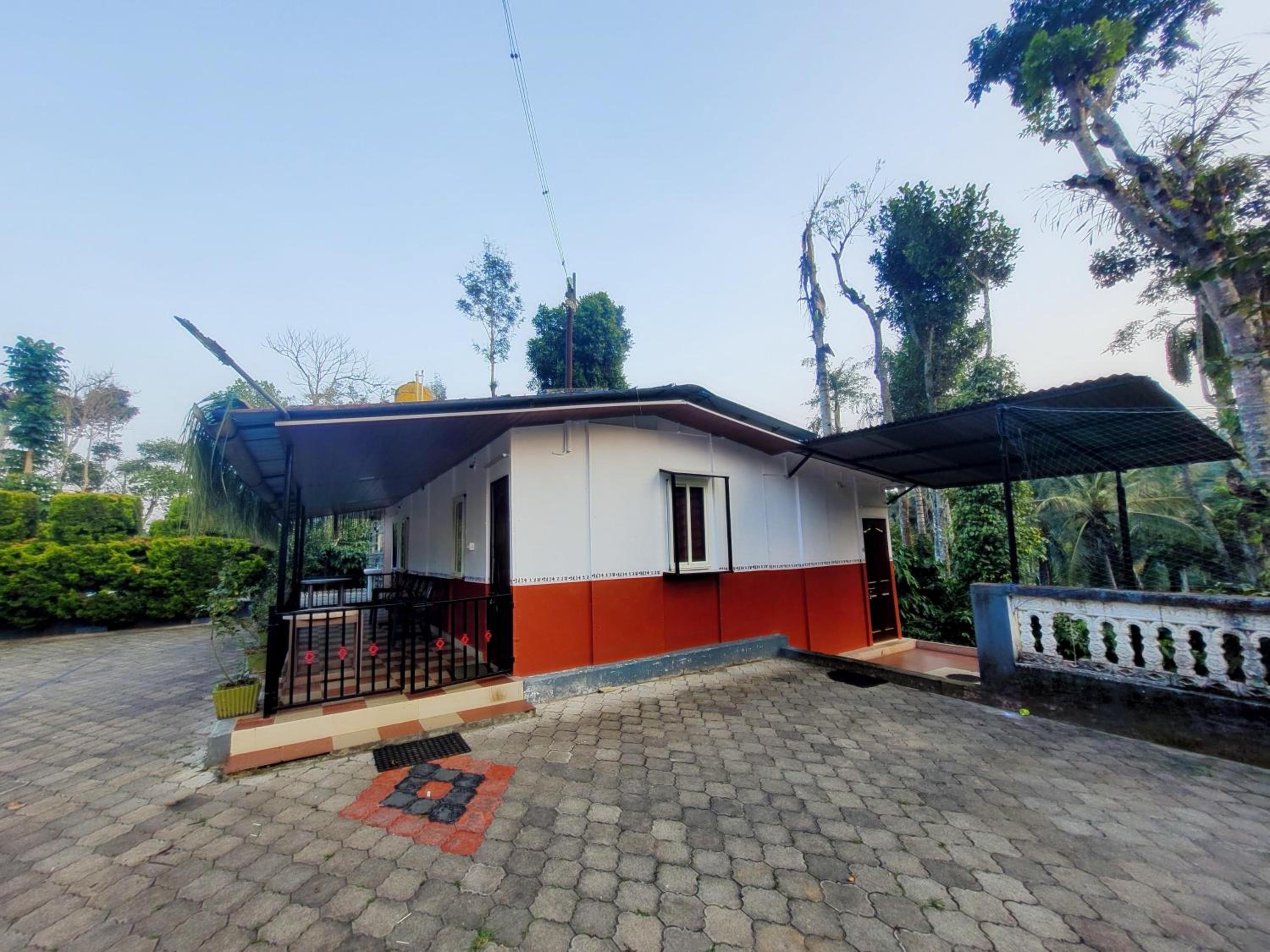 Giri Darshini Homestay - 3BH, Simple Rooms with Pool & Private Falls view 3
