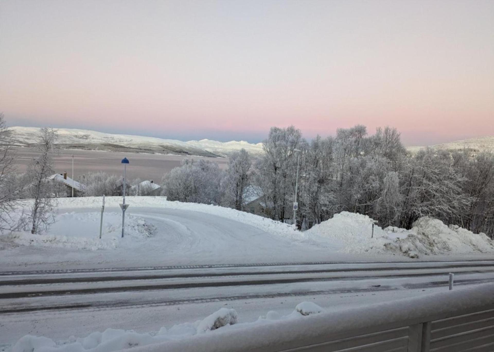Lovely 4 bedroom house with the view of aurora view 2