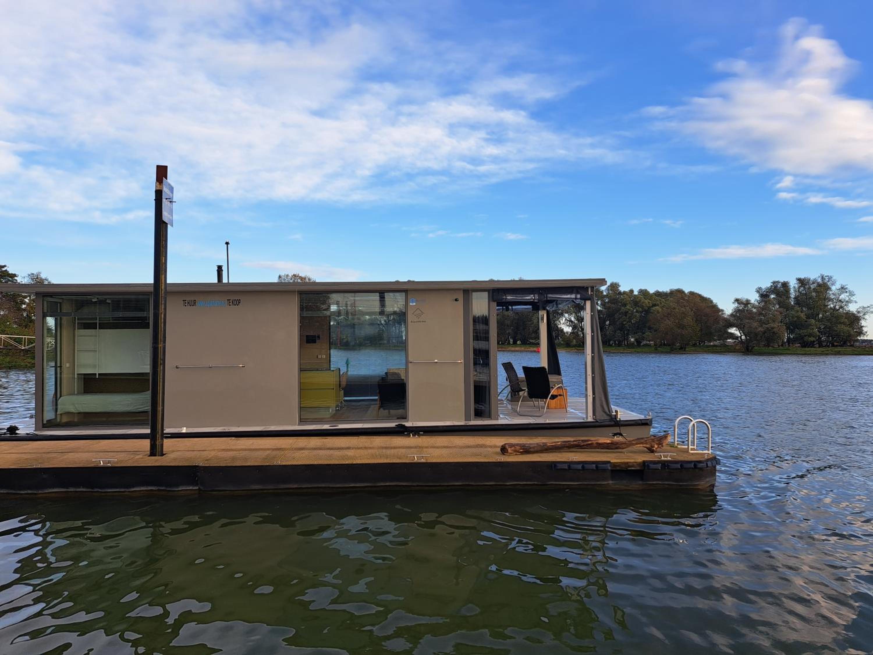 AquaHome - Woudrichem - Bijzonder overnachten op een houseboat aan de Afgedamde Maas view 2