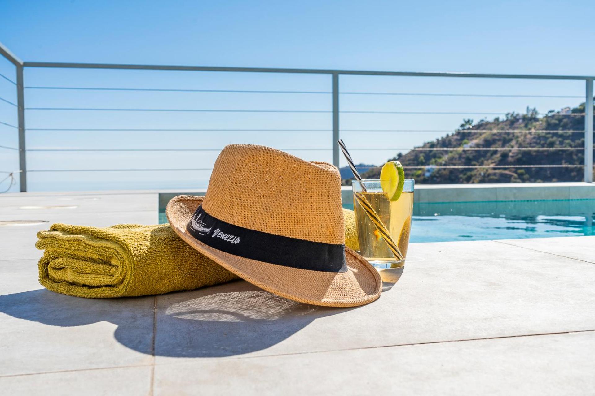 Finca Los Paseros, BBQ, pool, spectacular sea views
