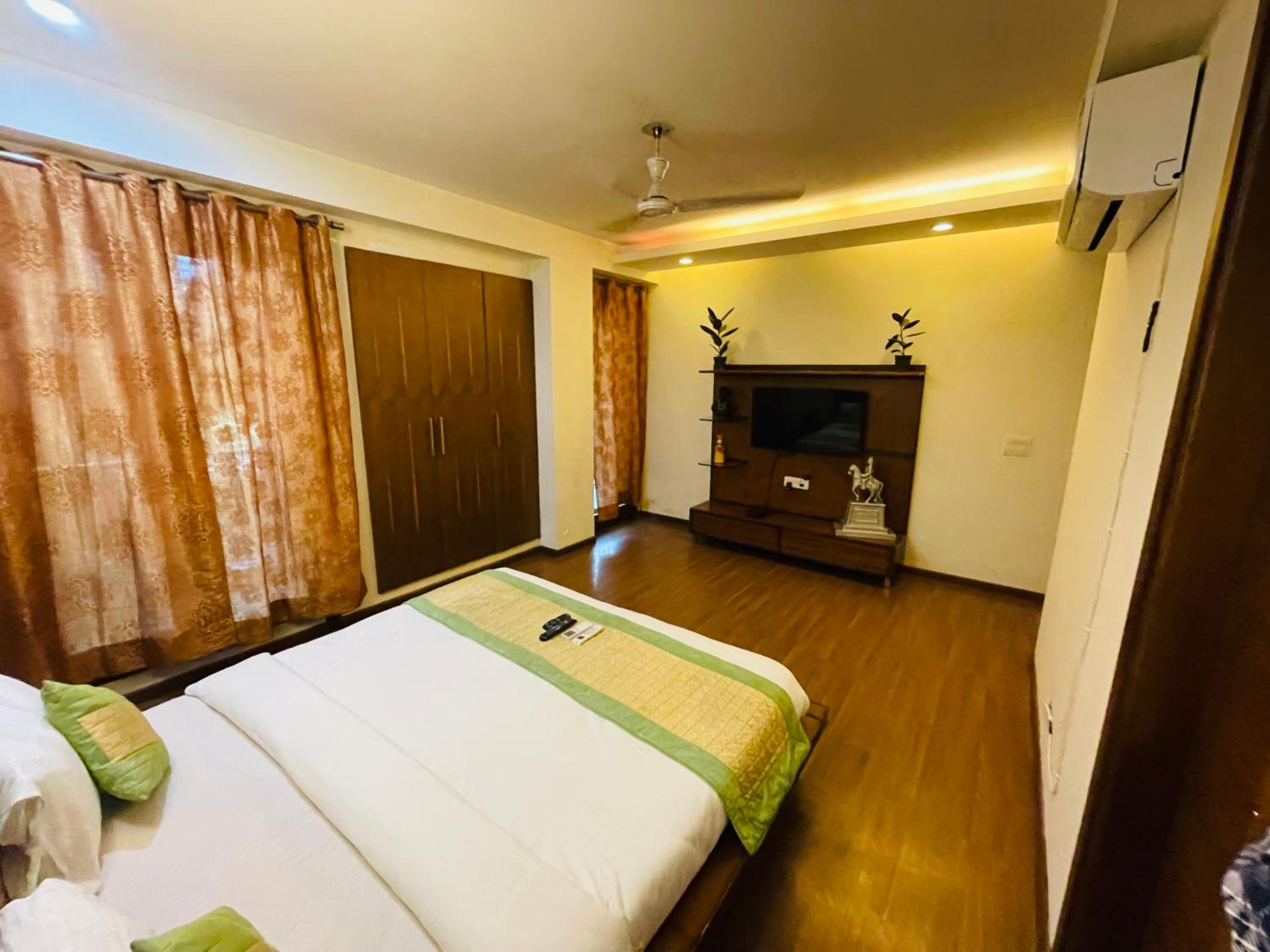 DIVINE INDIA SERVICE APARTMENT 4BHK , J-191 , SAKET view 4