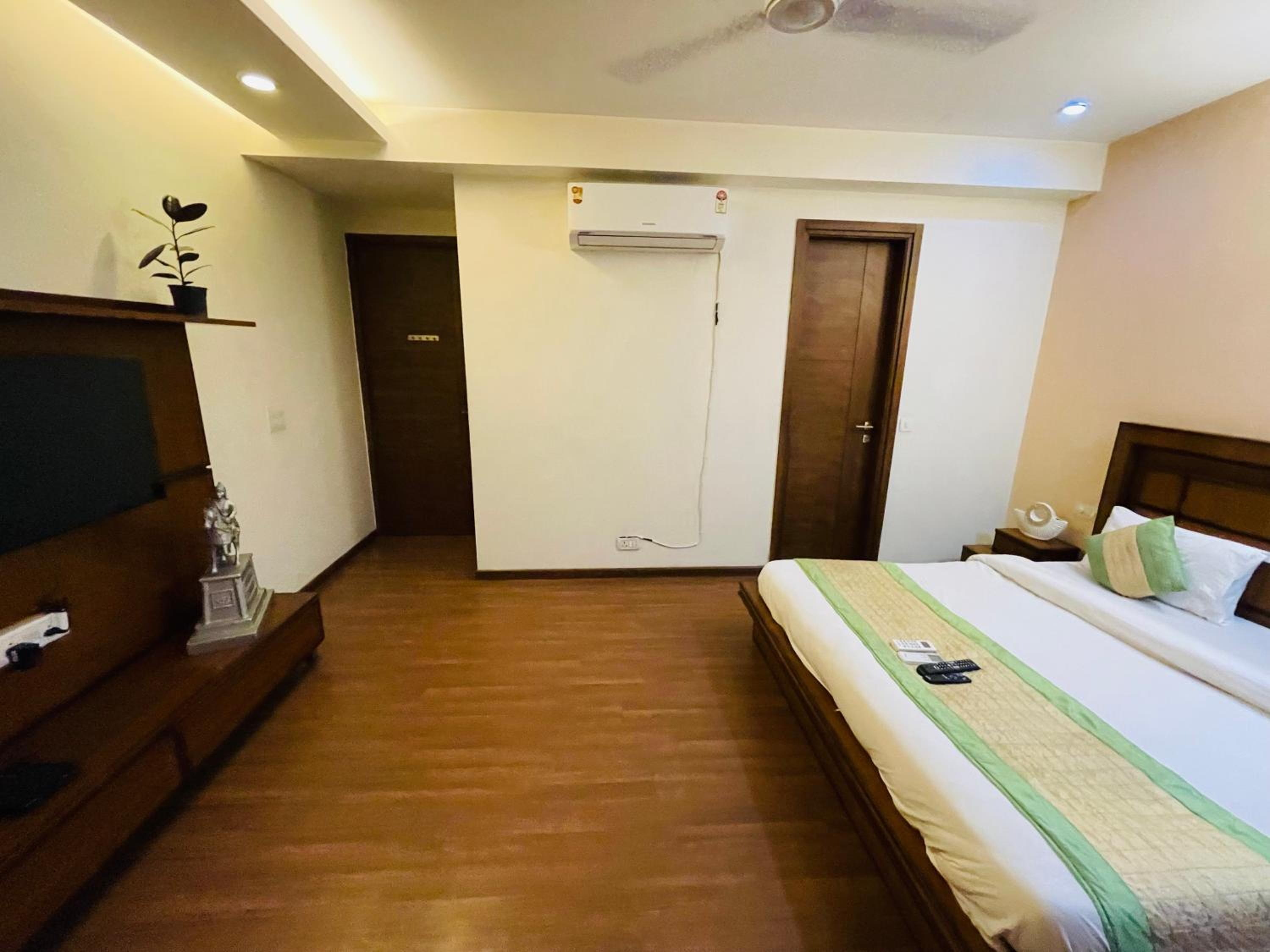 DIVINE INDIA SERVICE APARTMENT 4BHK , J-191 , SAKET view 5