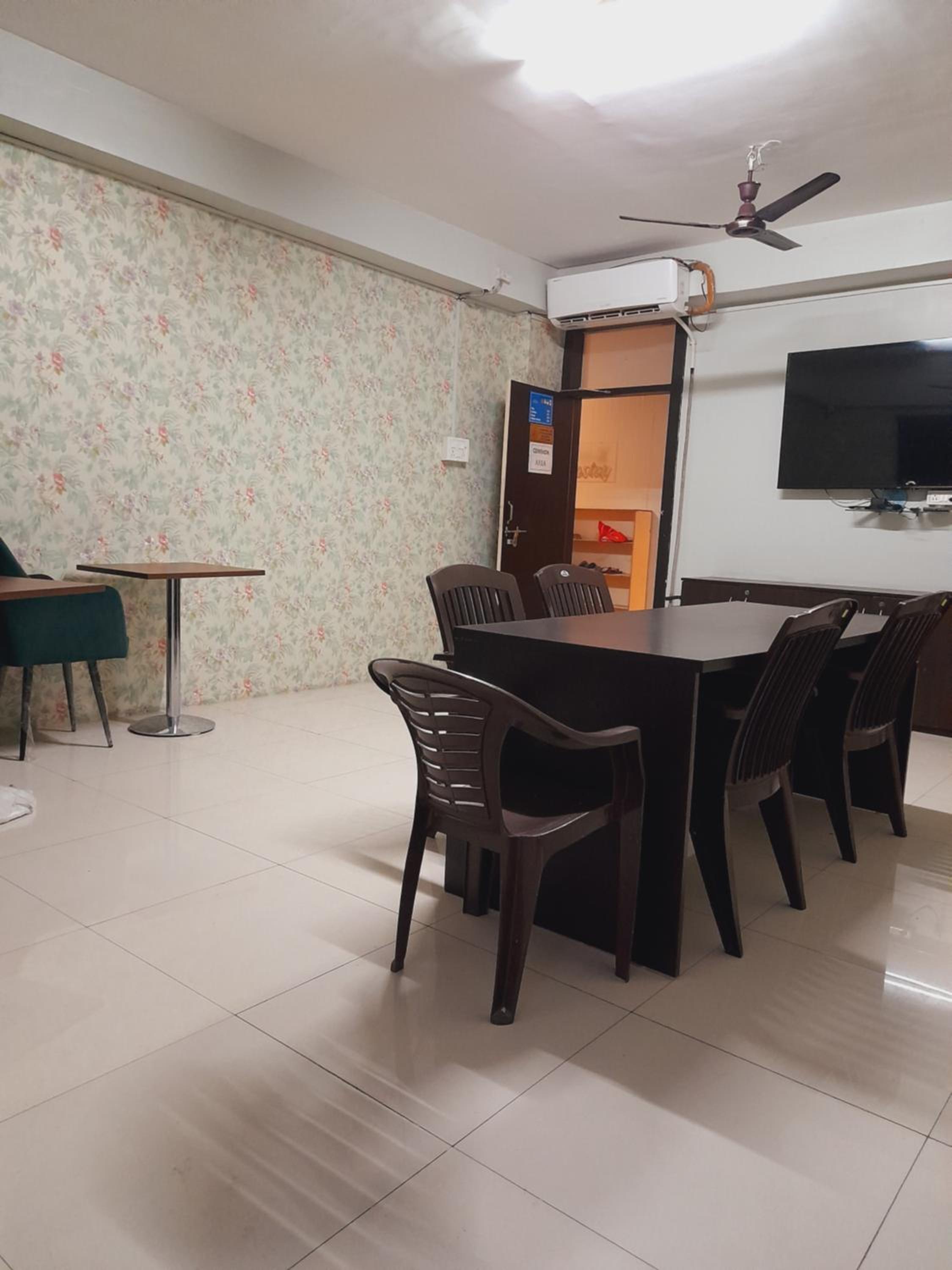 Homestay at Kashmiri Gate Metro & Old Delhi Railway Station