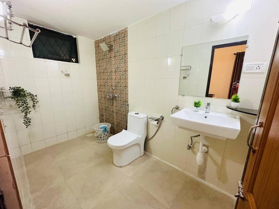 Turquoise 5bhk Villa in Arpora 5mins to Baga view 5