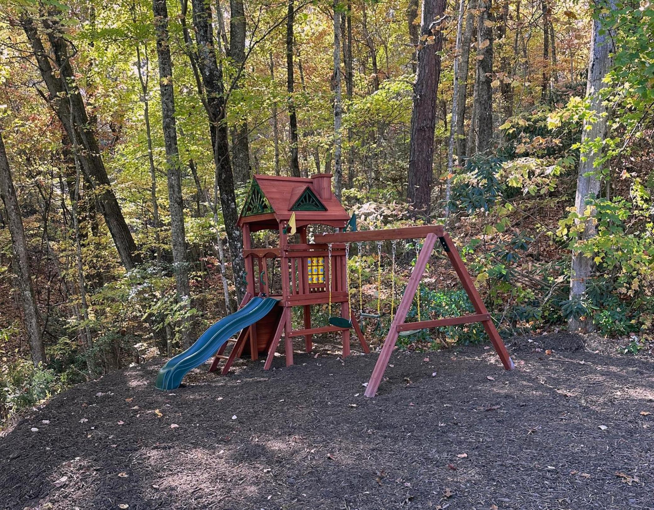 Beautiful Mountain Views and Privacy. Minutes to downtown Gatlinburg and National Park view 4