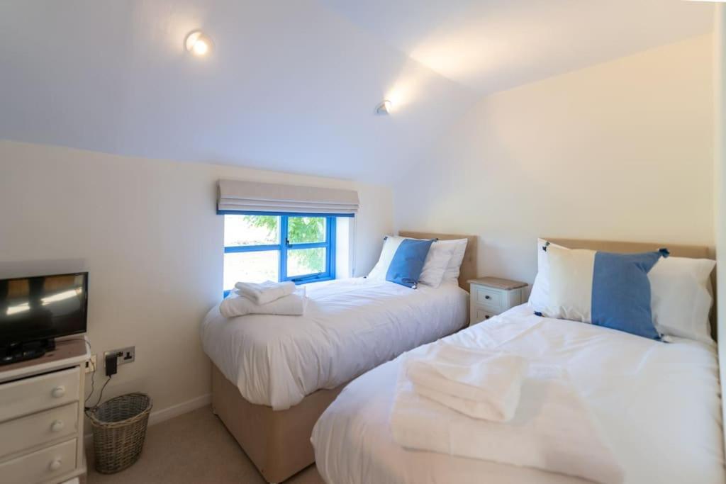 Peaceful Riverside Five Bed Cottage in Somerset view 2