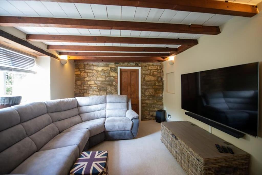 Peaceful Riverside Five Bed Cottage in Somerset view 3