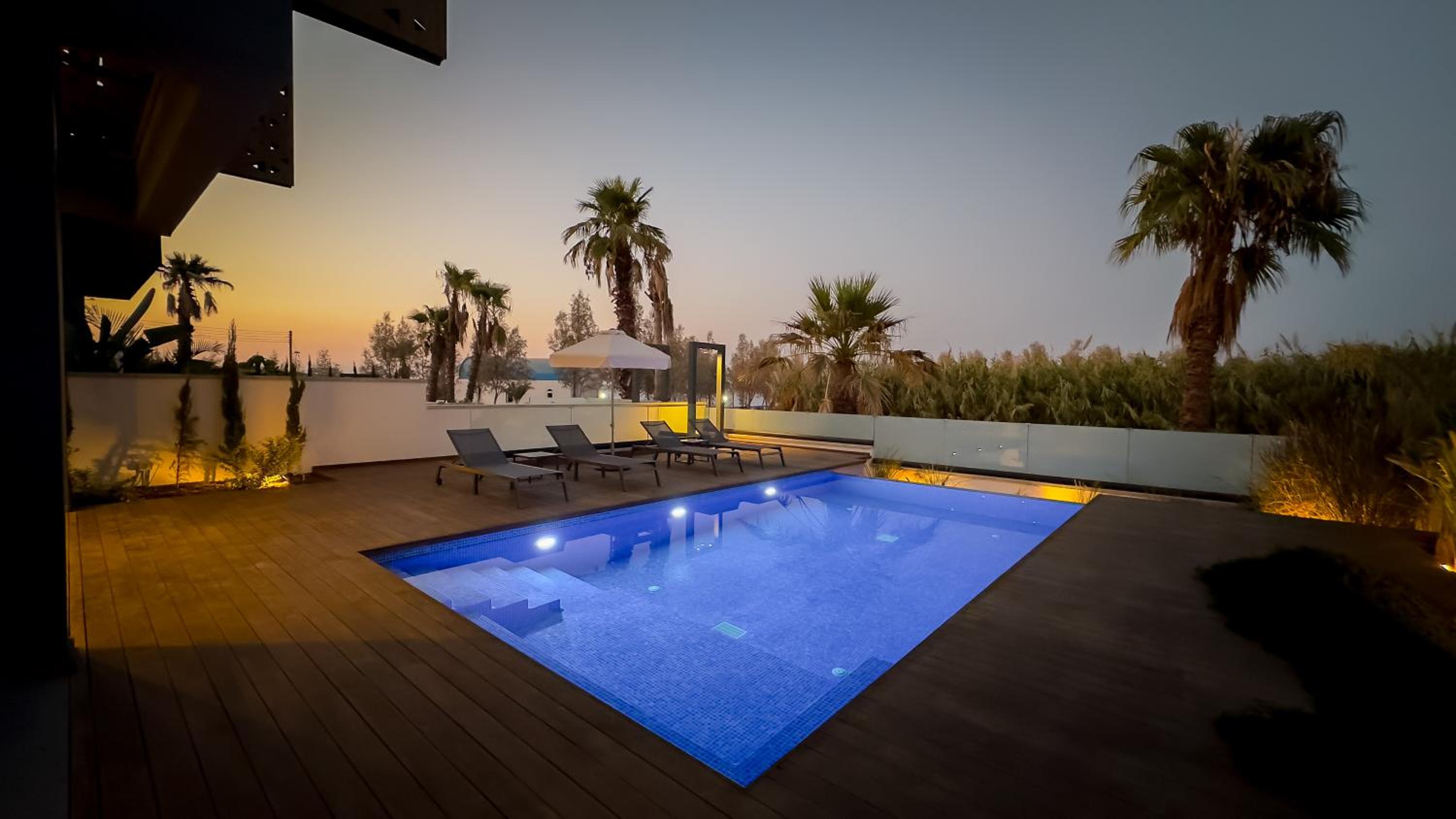 Luxury Beachfront Villa - Rooftop Jacuzzi, Sunrise