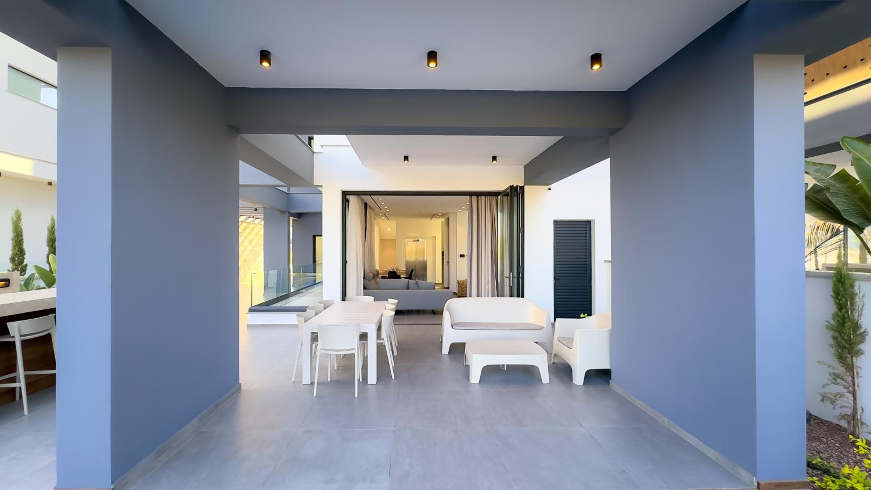 Luxury Beachfront Villa - Rooftop Jacuzzi, Sunrise