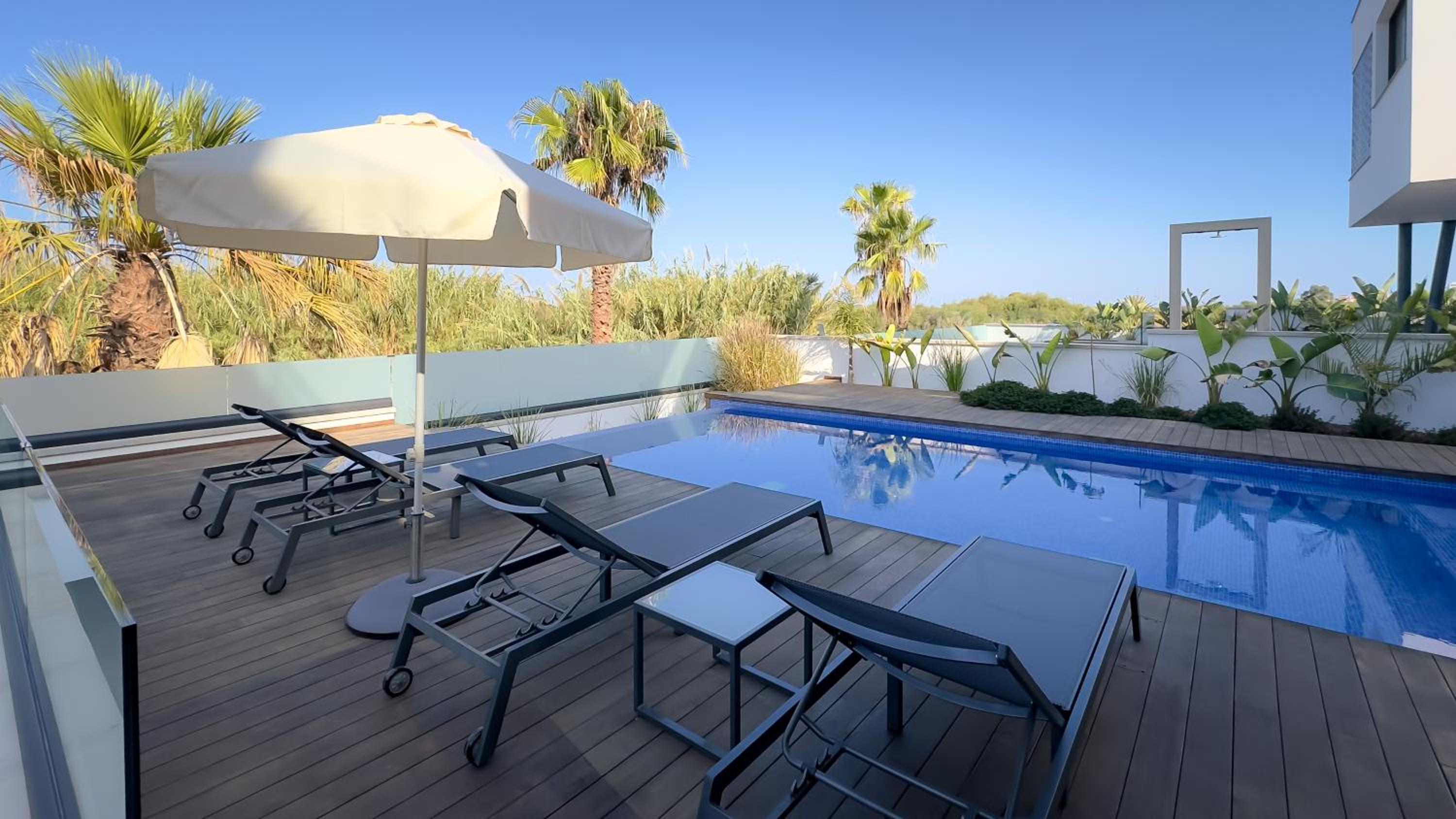 Luxury Beachfront Villa - Rooftop Jacuzzi, Sunrise