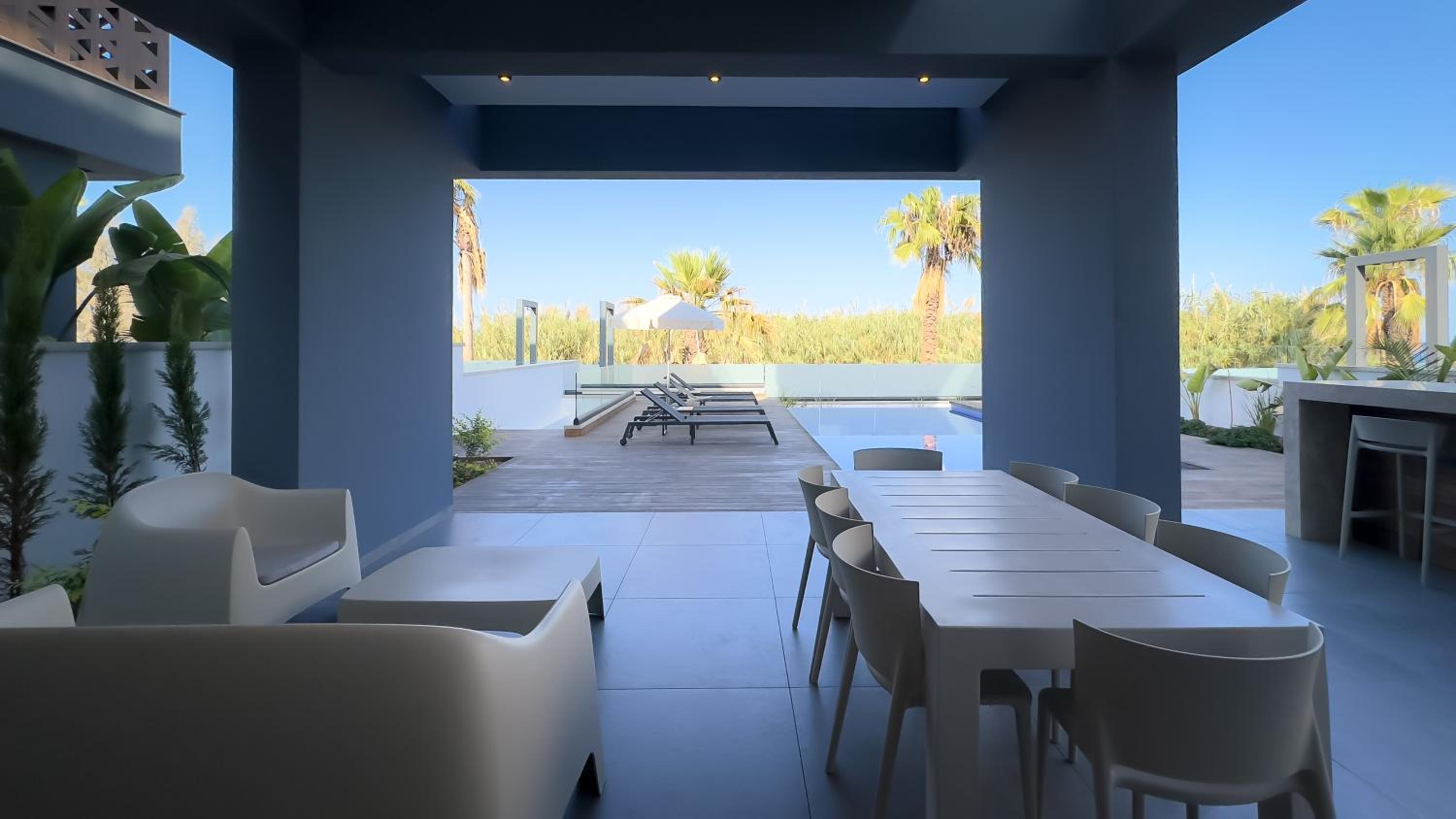 Luxury Beachfront Villa - Rooftop Jacuzzi, Sunrise