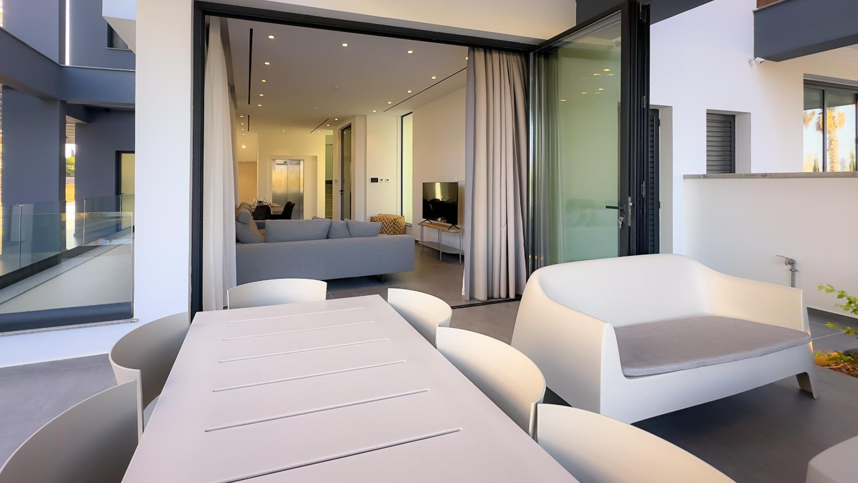 Luxury Beachfront Villa - Rooftop Jacuzzi, Sunrise