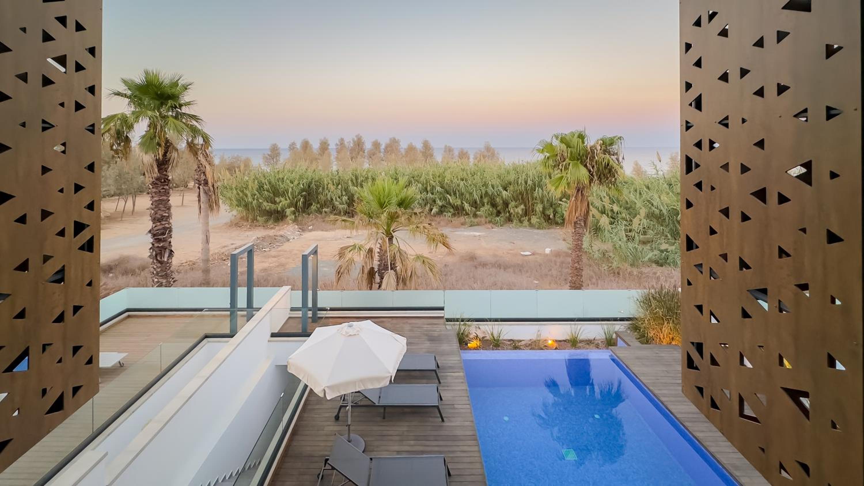 Luxury Beachfront Villa - Rooftop Jacuzzi, Sunrise