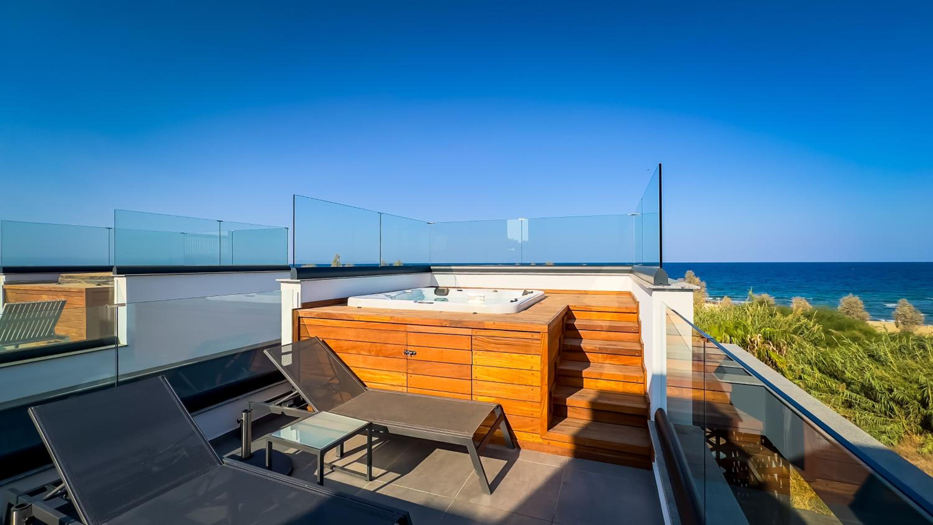 Luxury Beachfront Villa - Rooftop Jacuzzi, Sunrise