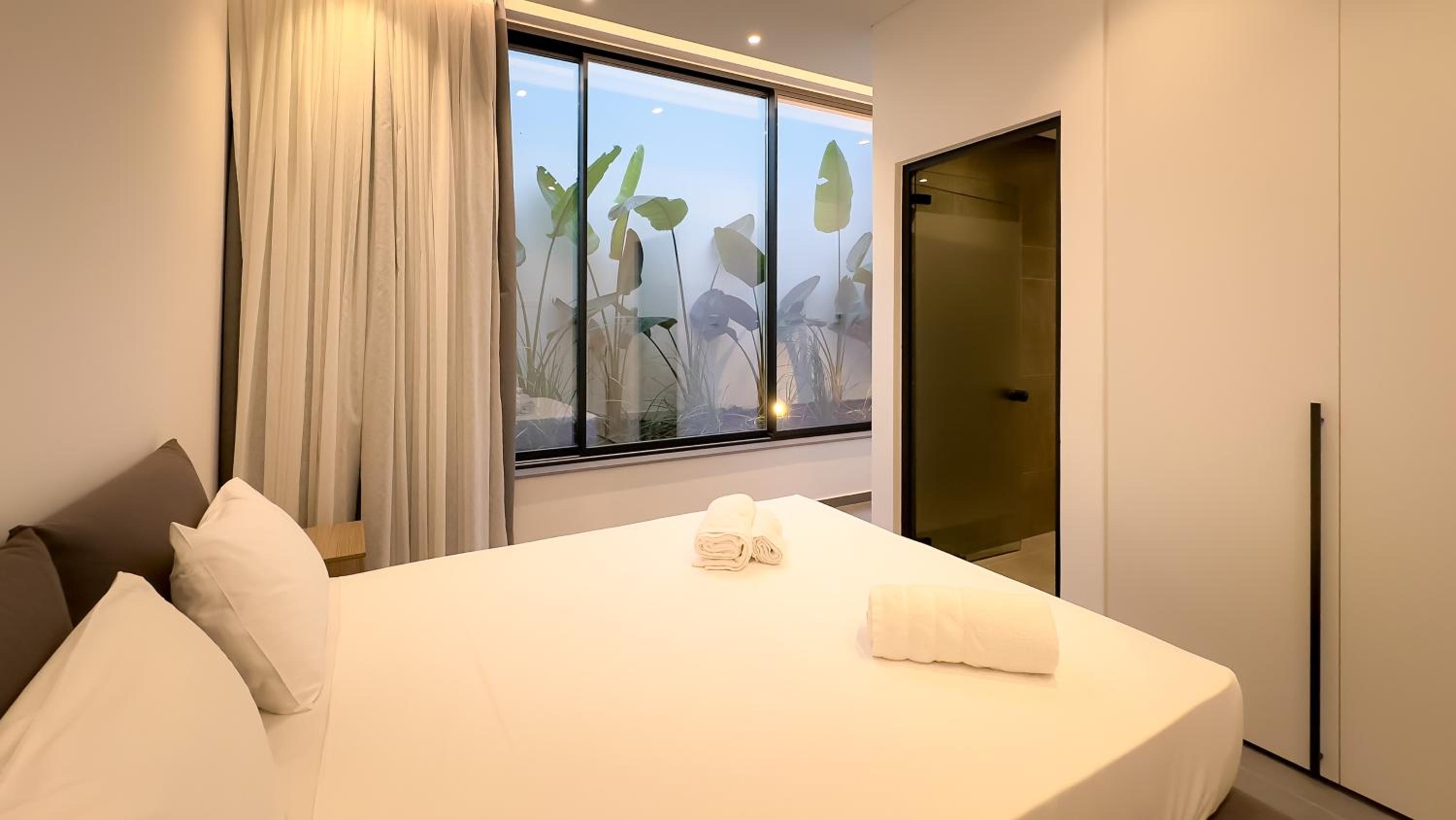 Luxury Beachfront Villa - Rooftop Jacuzzi, Sunrise