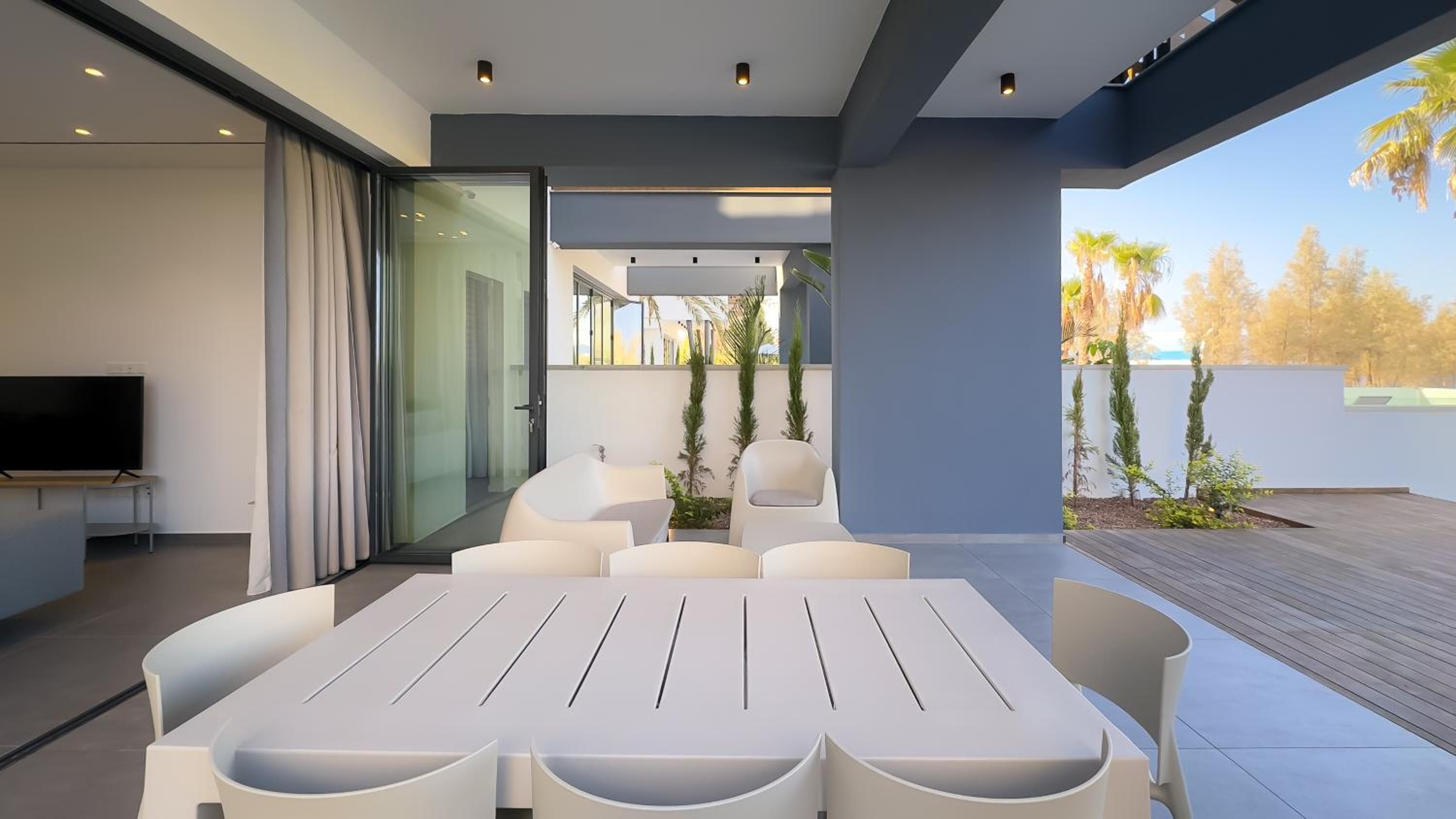 Luxury Beachfront Villa - Rooftop Jacuzzi, Sunrise