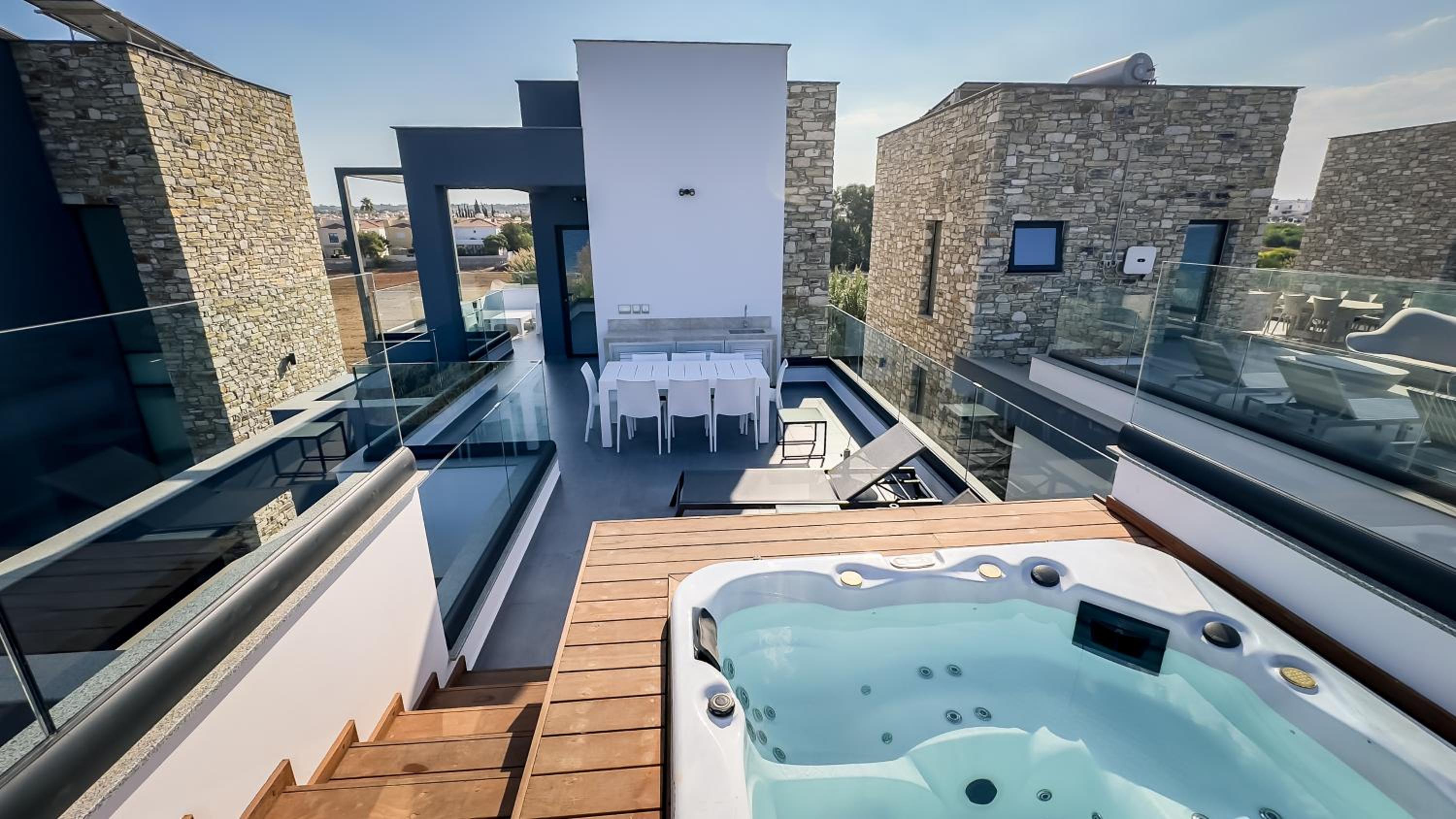 Luxury Beachfront Villa - Rooftop Jacuzzi, Sunrise