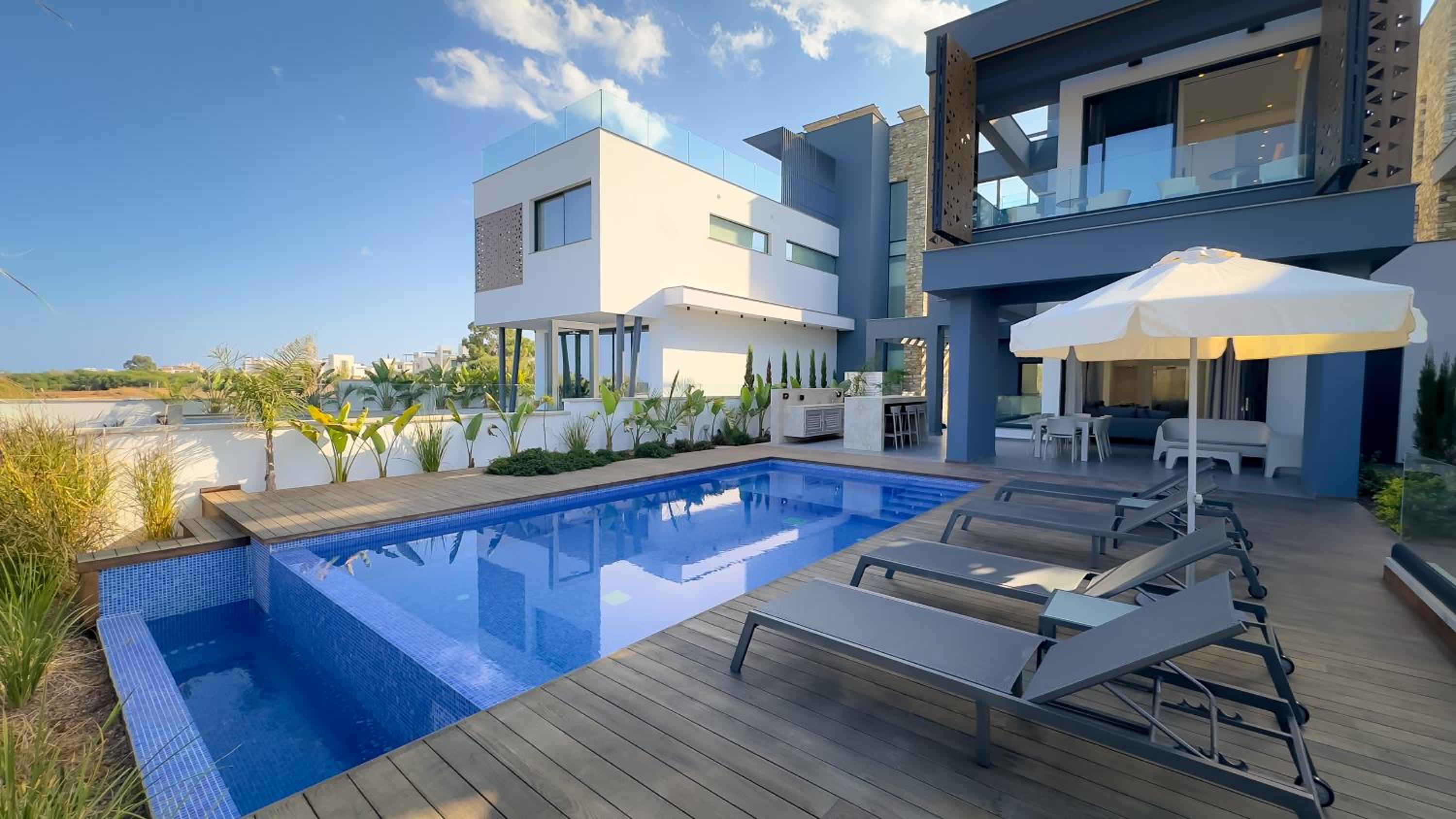 Luxury Beachfront Villa - Rooftop Jacuzzi, Sunrise