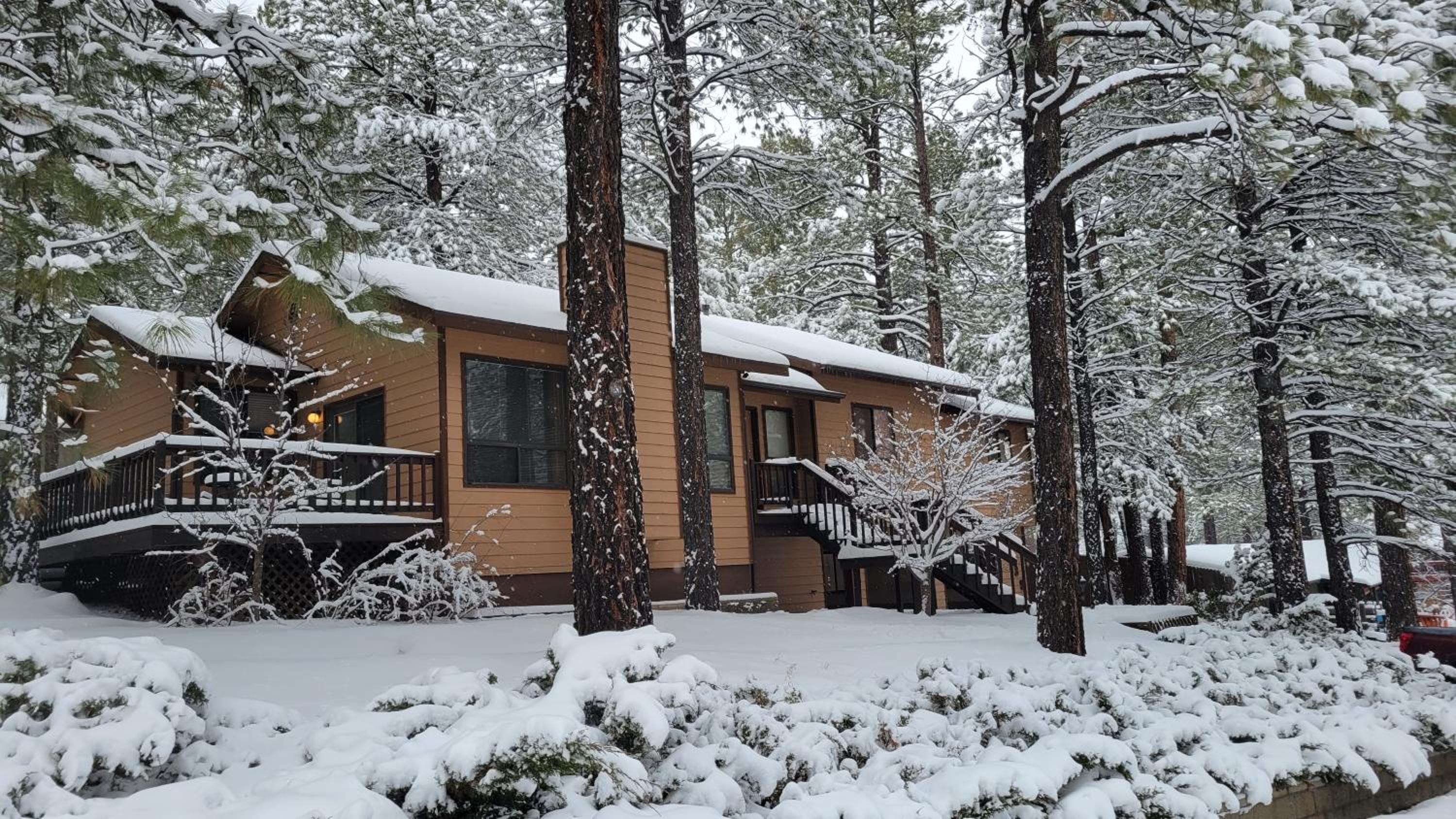 Hotel Cheerful Kathys Cabin, Hot Tub, King Bed, Airport, Snowbowl, NAU, Downtown attractions! - Image 1