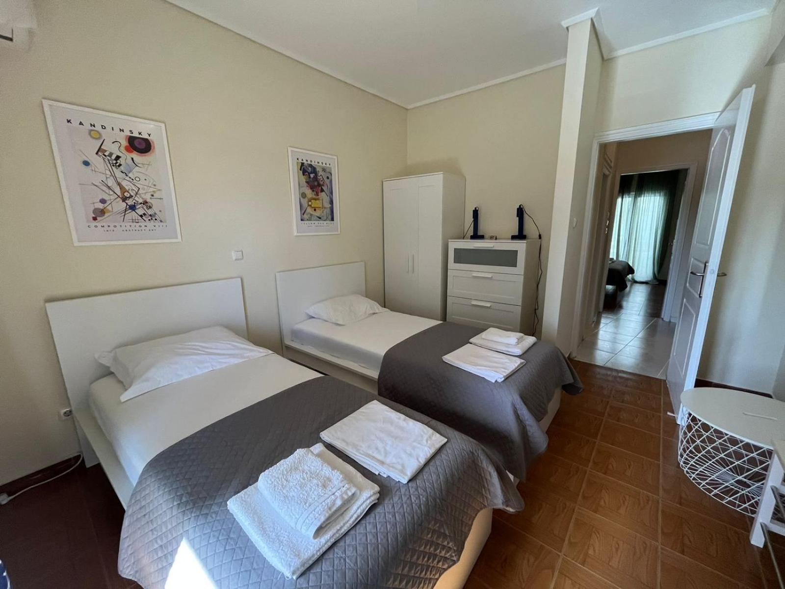 Renovated modern 3bdr flat w/balcony