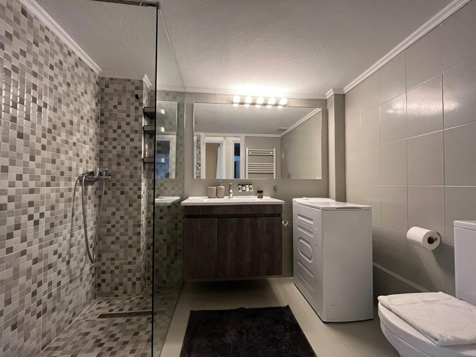 Renovated modern 3bdr flat w/balcony
