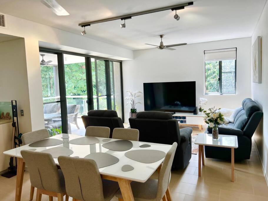 Luxury Waterfront Apartment (2 bedrooms)
