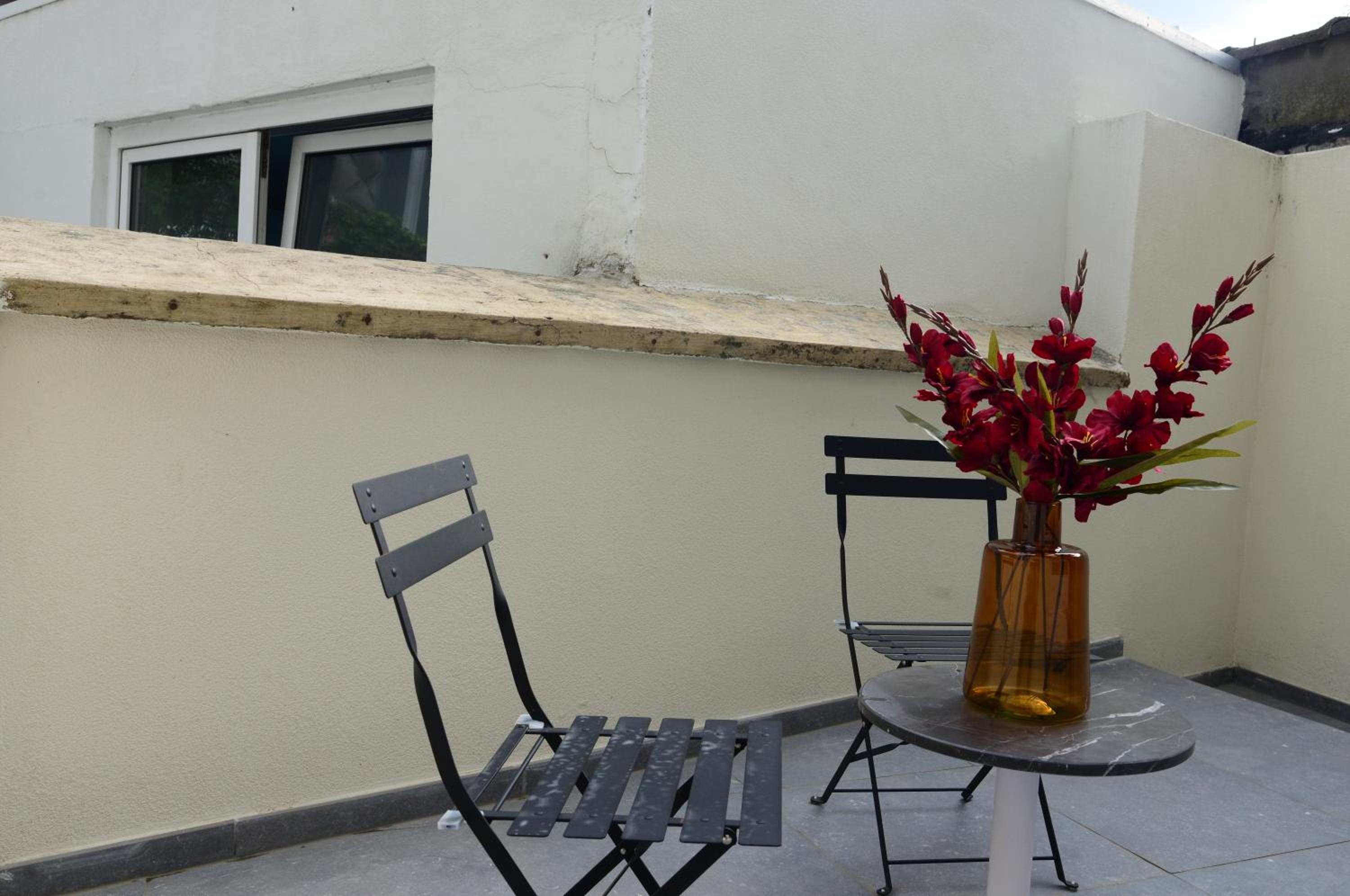 Cosy 2BDR Apartment, Terrace