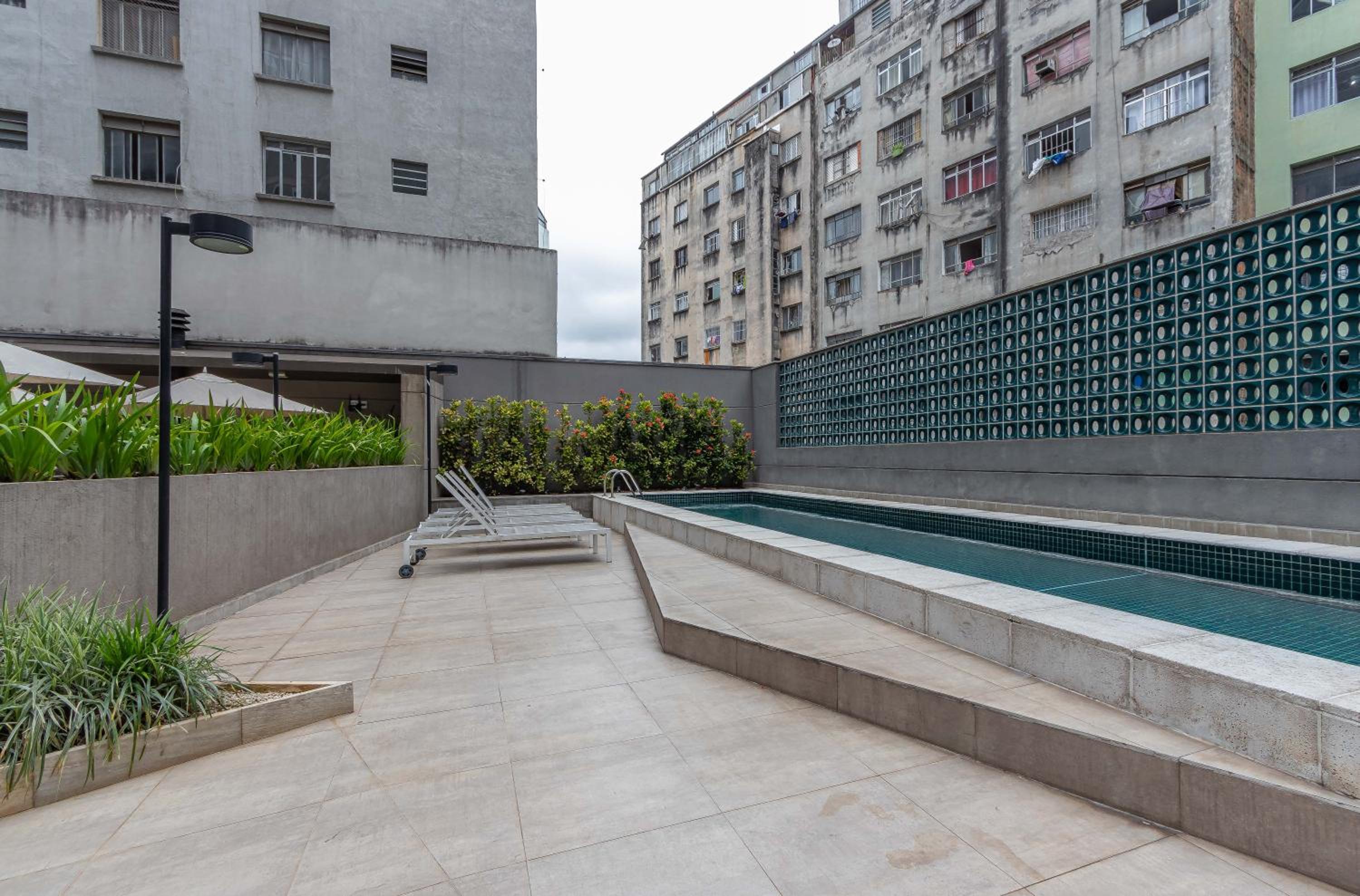 Setin Downtown Praca da Sé by Viva - Prédio completo com piscina perto de estação de metrô no Centro de São Paulo