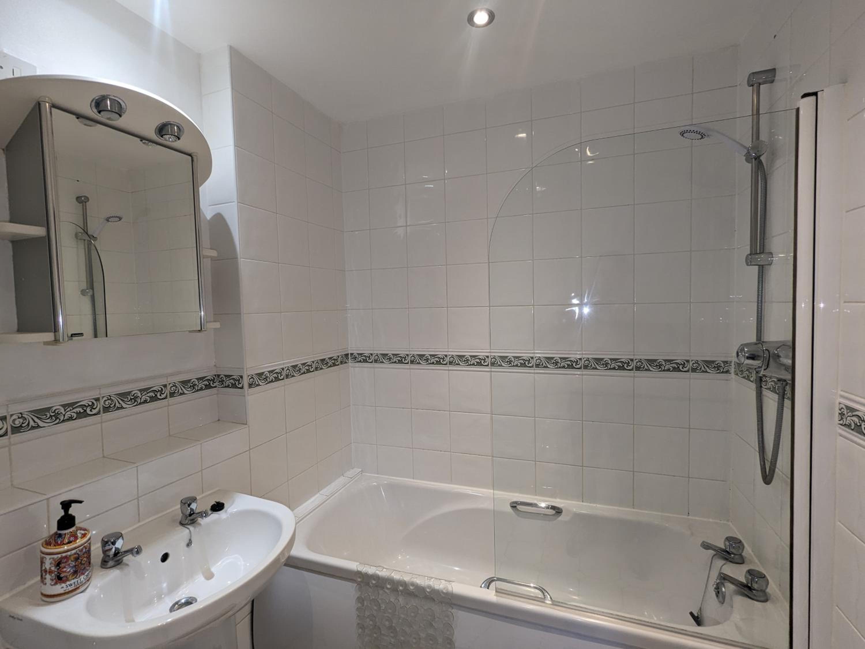 Superb Modern Apartment, FREE Secure Parking!