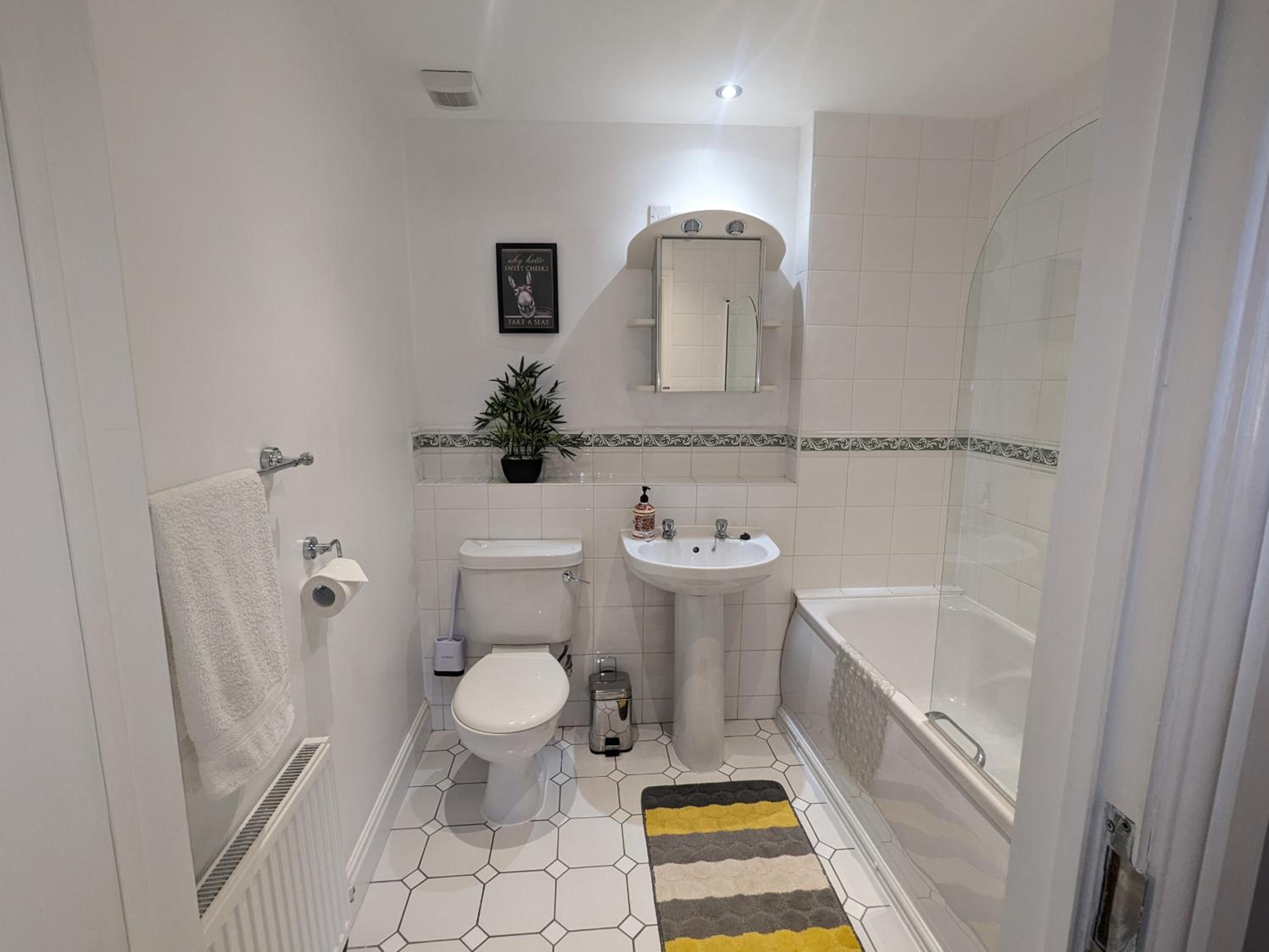 Superb Modern Apartment, FREE Secure Parking!