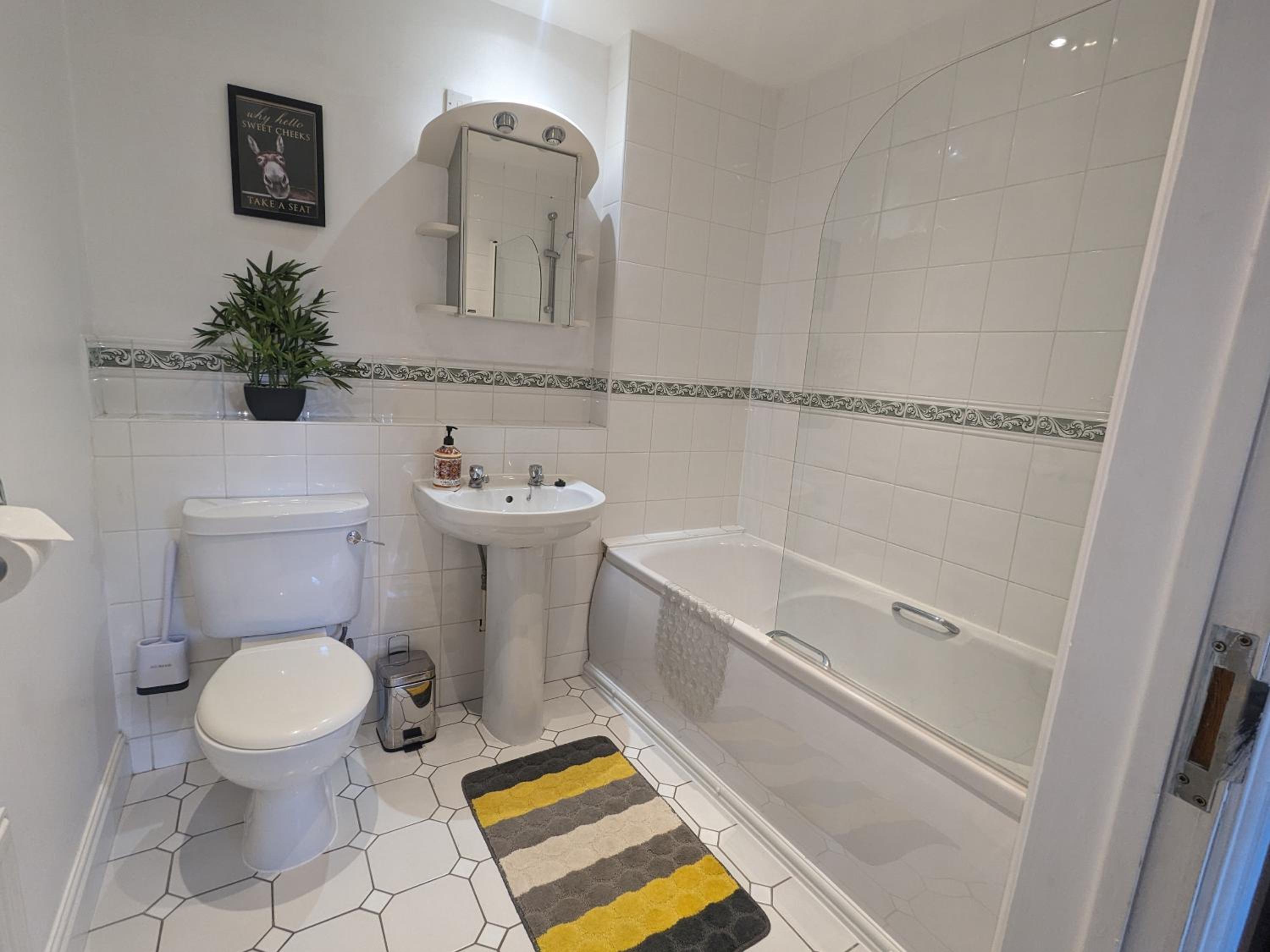 Superb Modern Apartment, FREE Secure Parking!