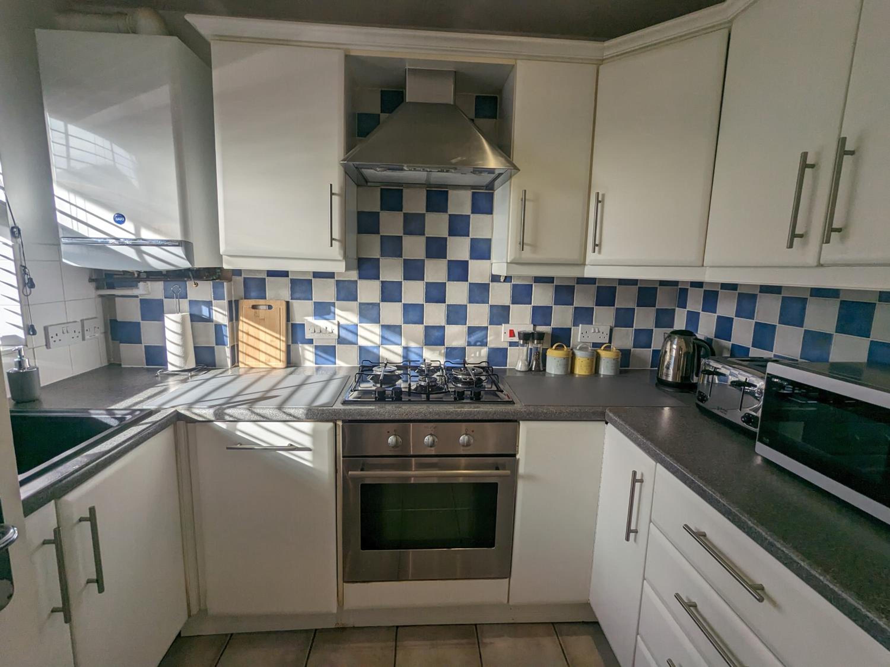 Superb Modern Apartment, FREE Secure Parking!