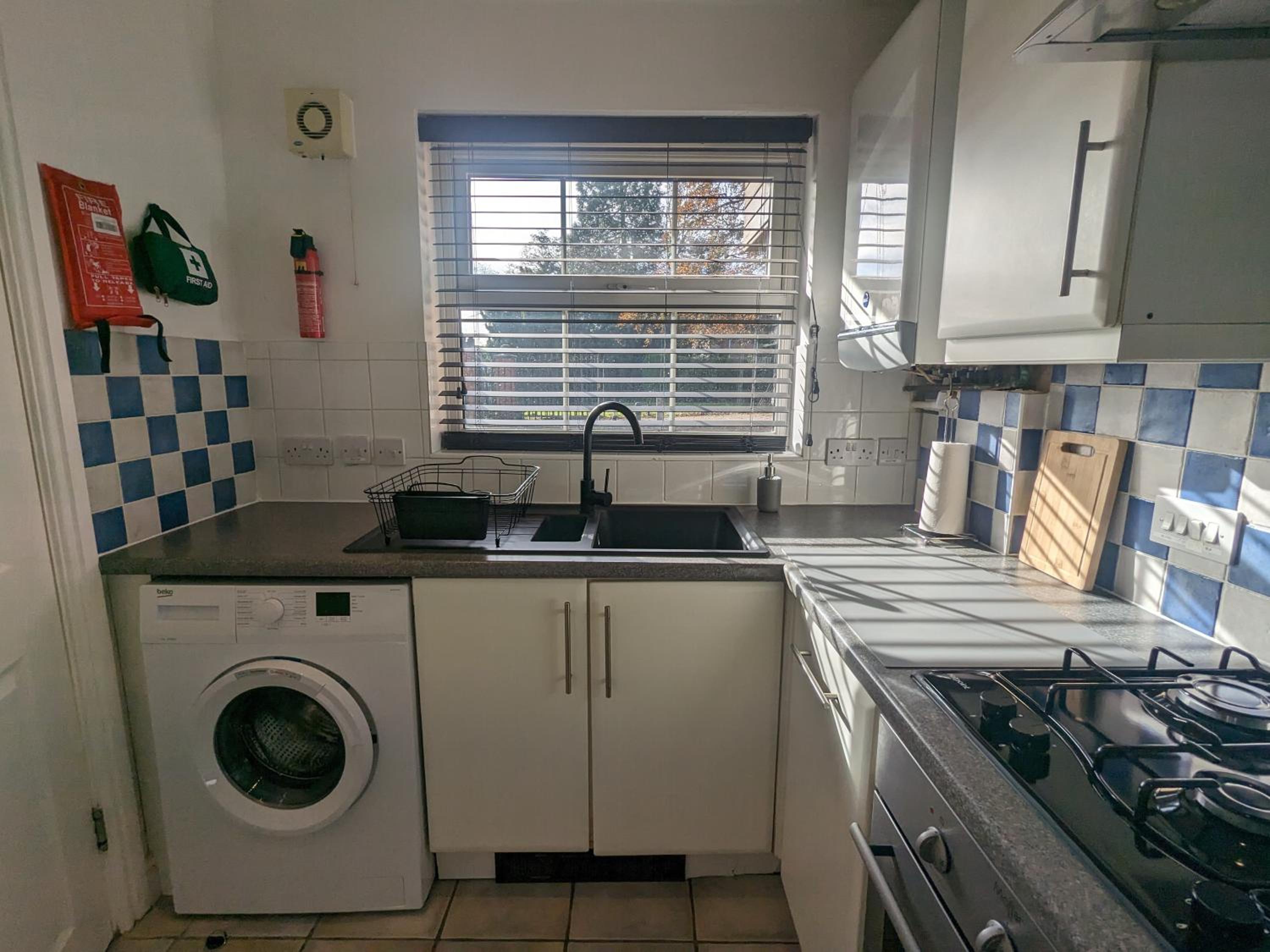 Superb Modern Apartment, FREE Secure Parking!