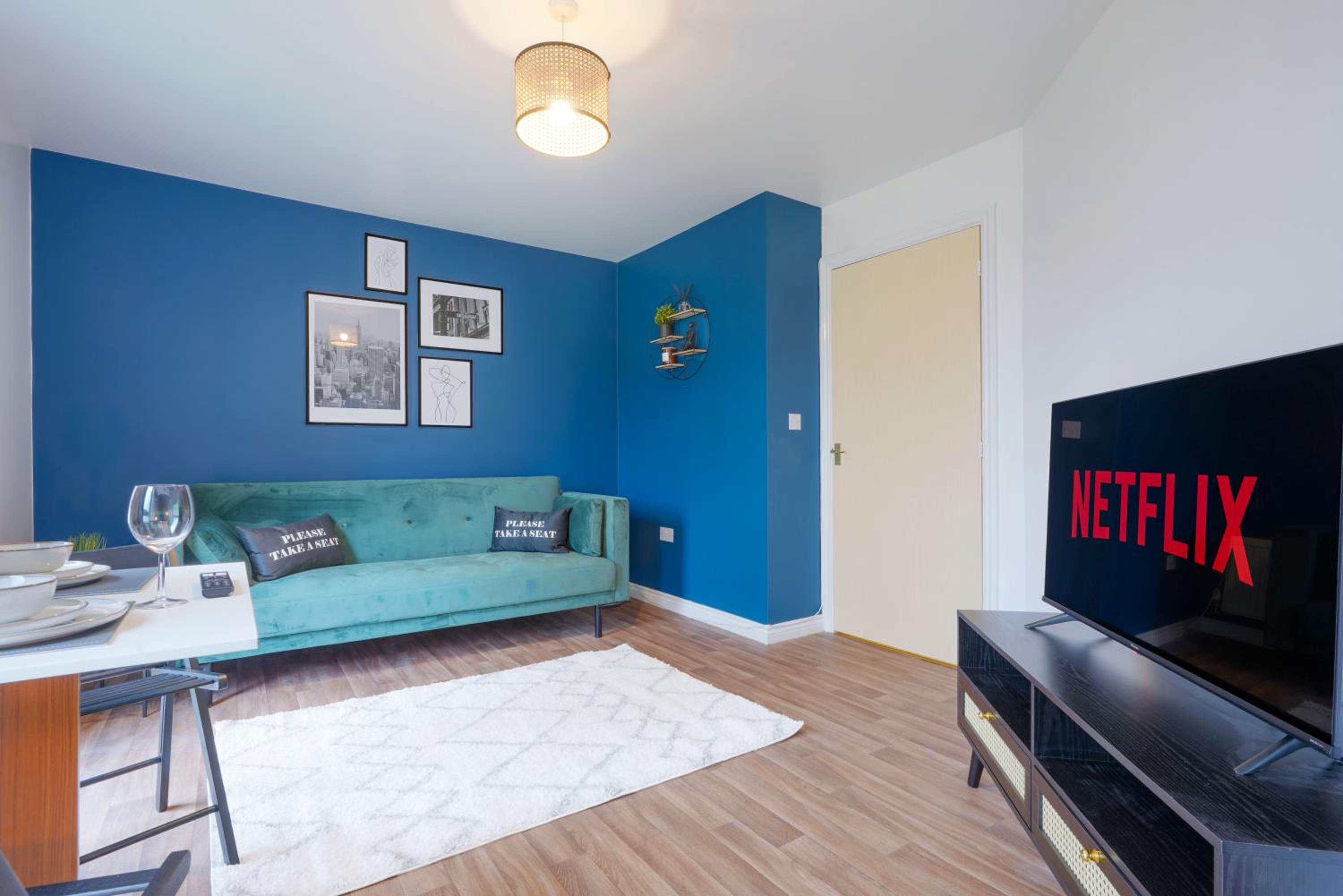 Modern Apartment - Walking Distance to the City Centre - Free Parking, Fast Wi-Fi and Smart TV with Netflix by Yoko Property view 5