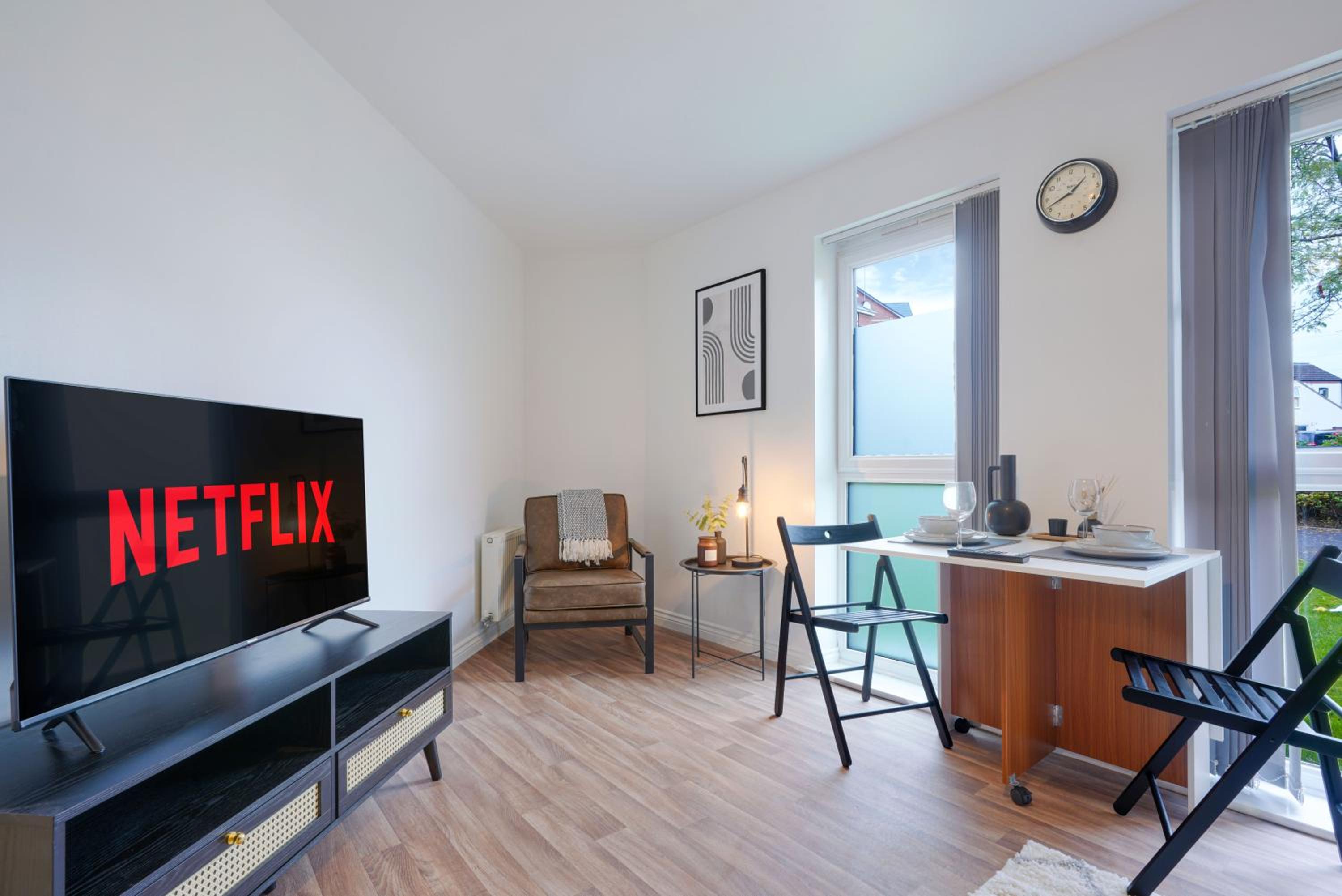 Modern Apartment - Walking Distance to the City Centre - Free Parking, Fast Wi-Fi and Smart TV with Netflix by Yoko Property view 3