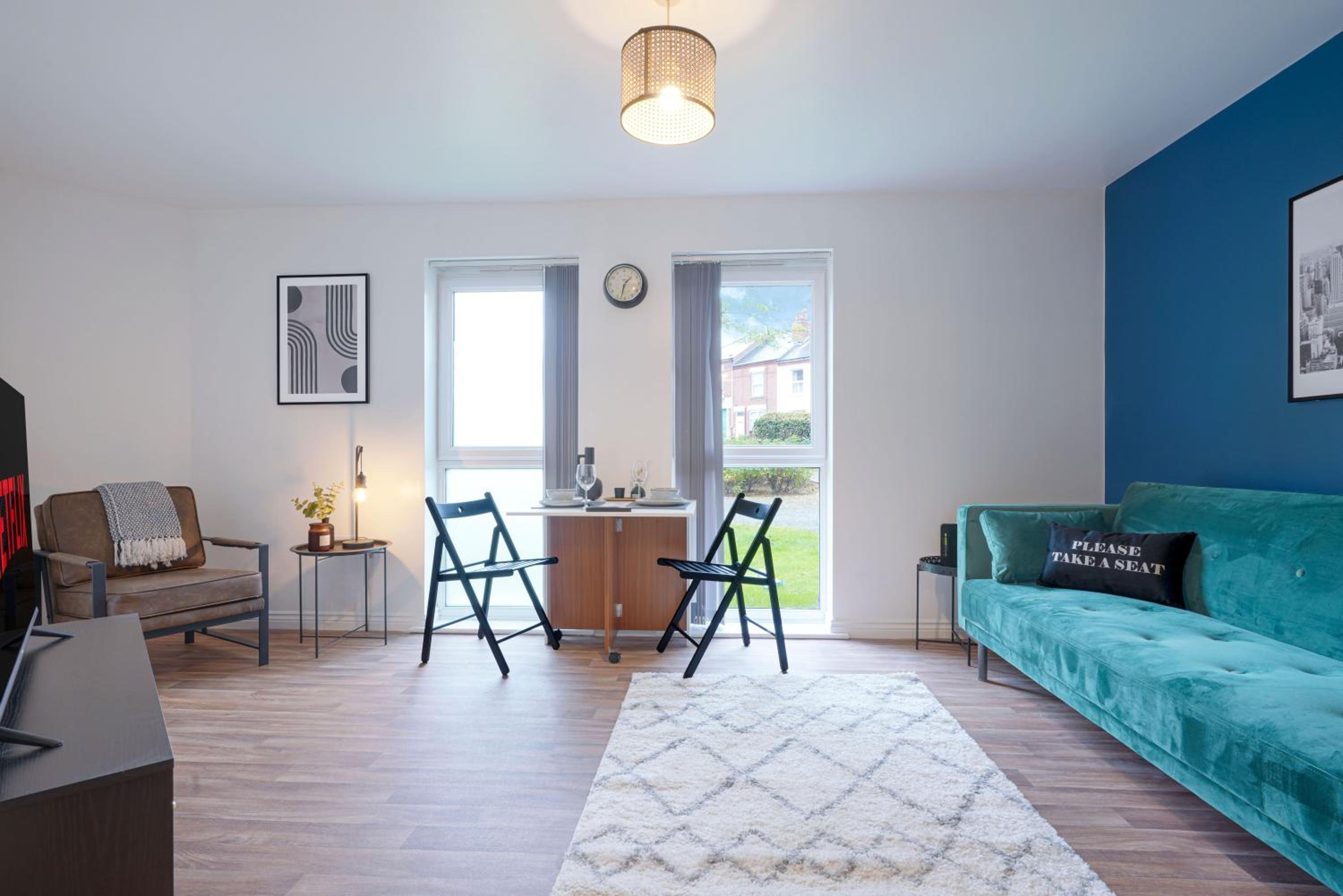 Modern Apartment - Walking Distance to the City Centre - Free Parking, Fast Wi-Fi and Smart TV with Netflix by Yoko Property view 4