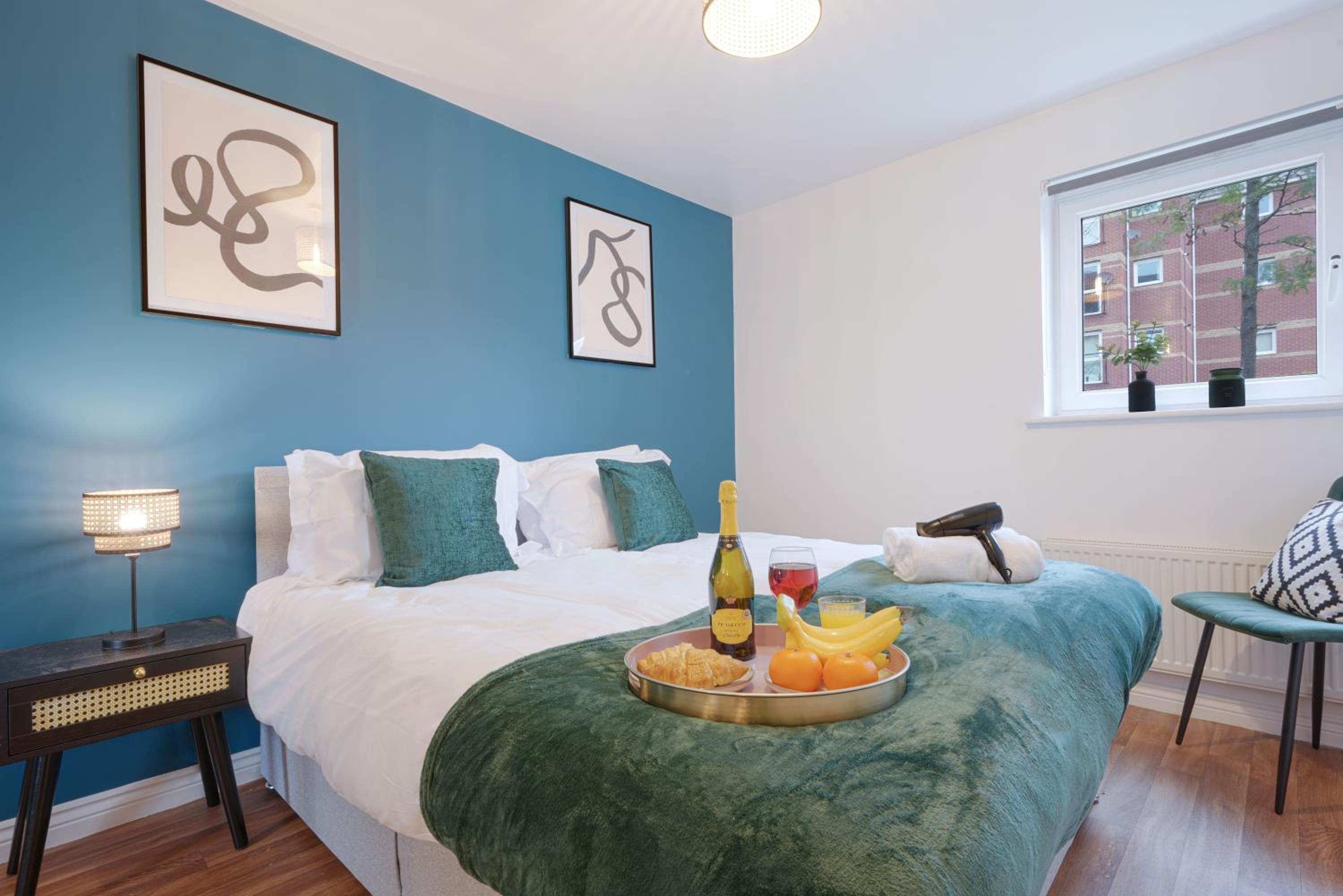 Modern Apartment - Walking Distance to the City Centre - Free Parking, Fast Wi-Fi and Smart TV with Netflix by Yoko Property view 2