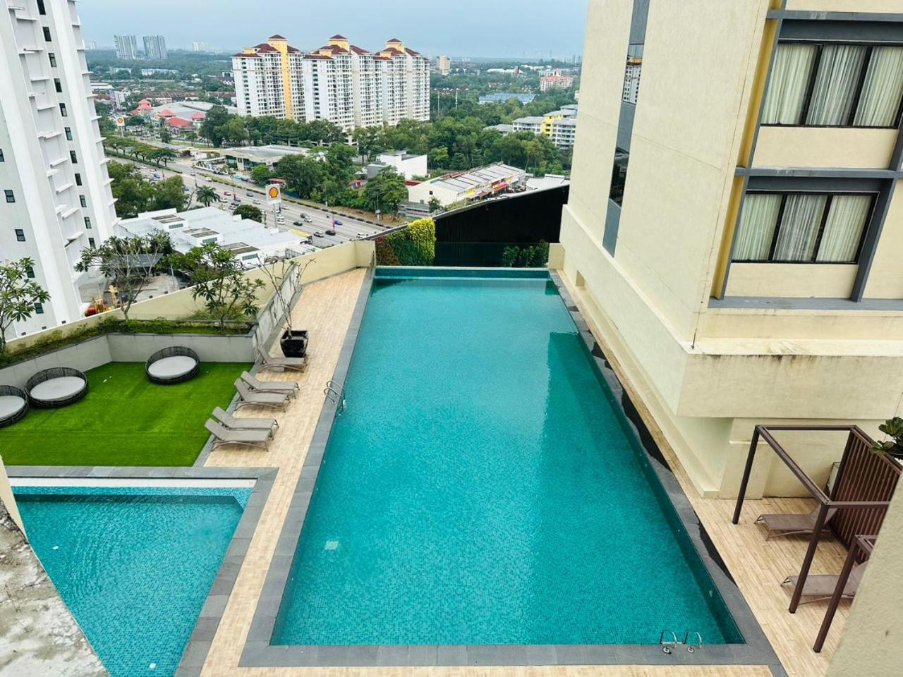 Peachy Poolview Paradise @ Paradigm Mall *10-12pax