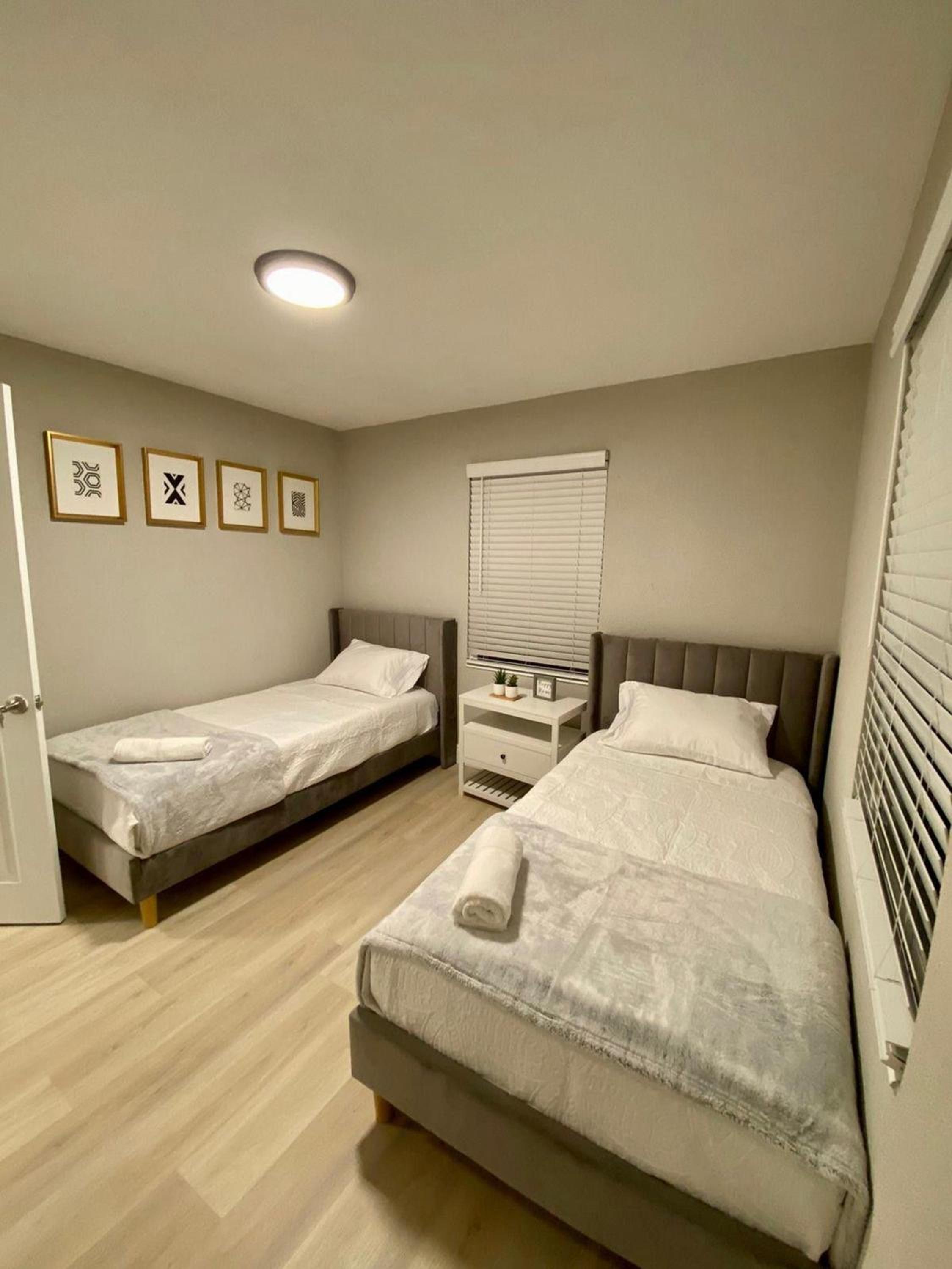 CH · Amazing House with 3/2 relax Near Raymond Stadium view 5