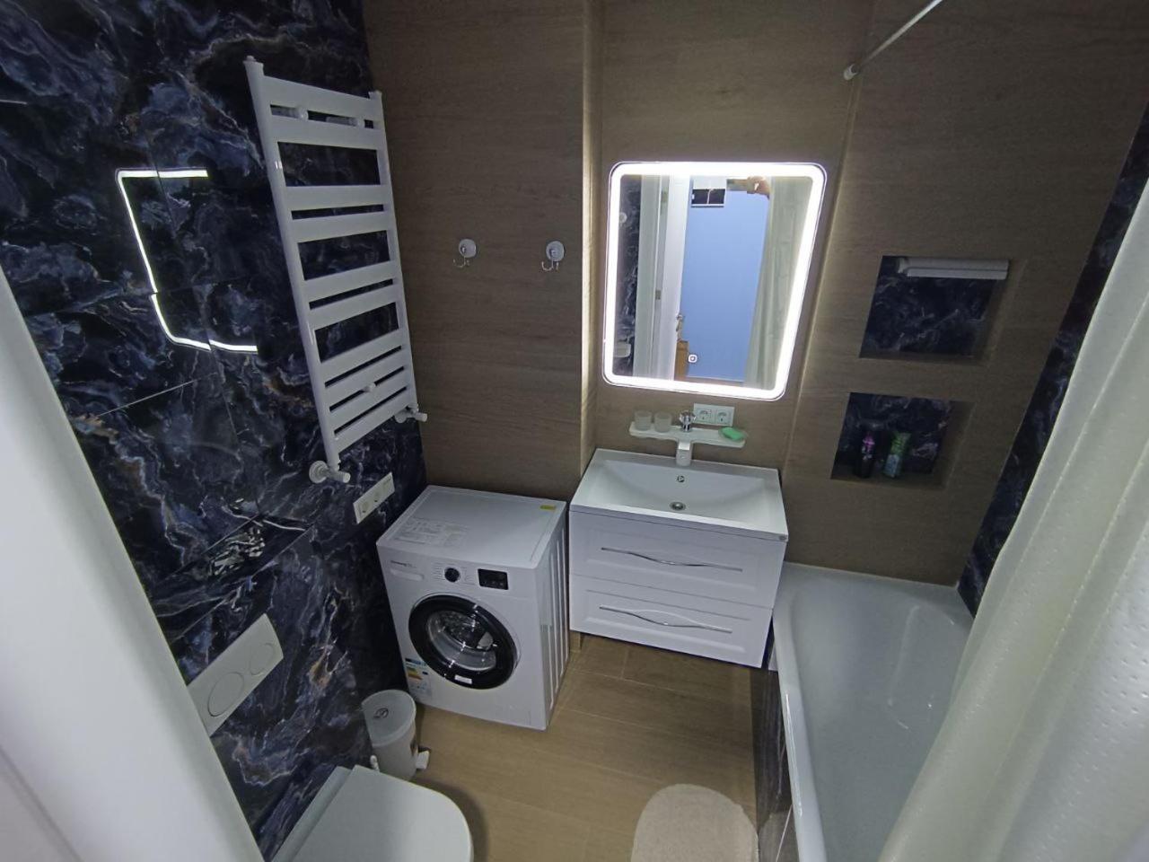 Nika en Adliye — bathroom