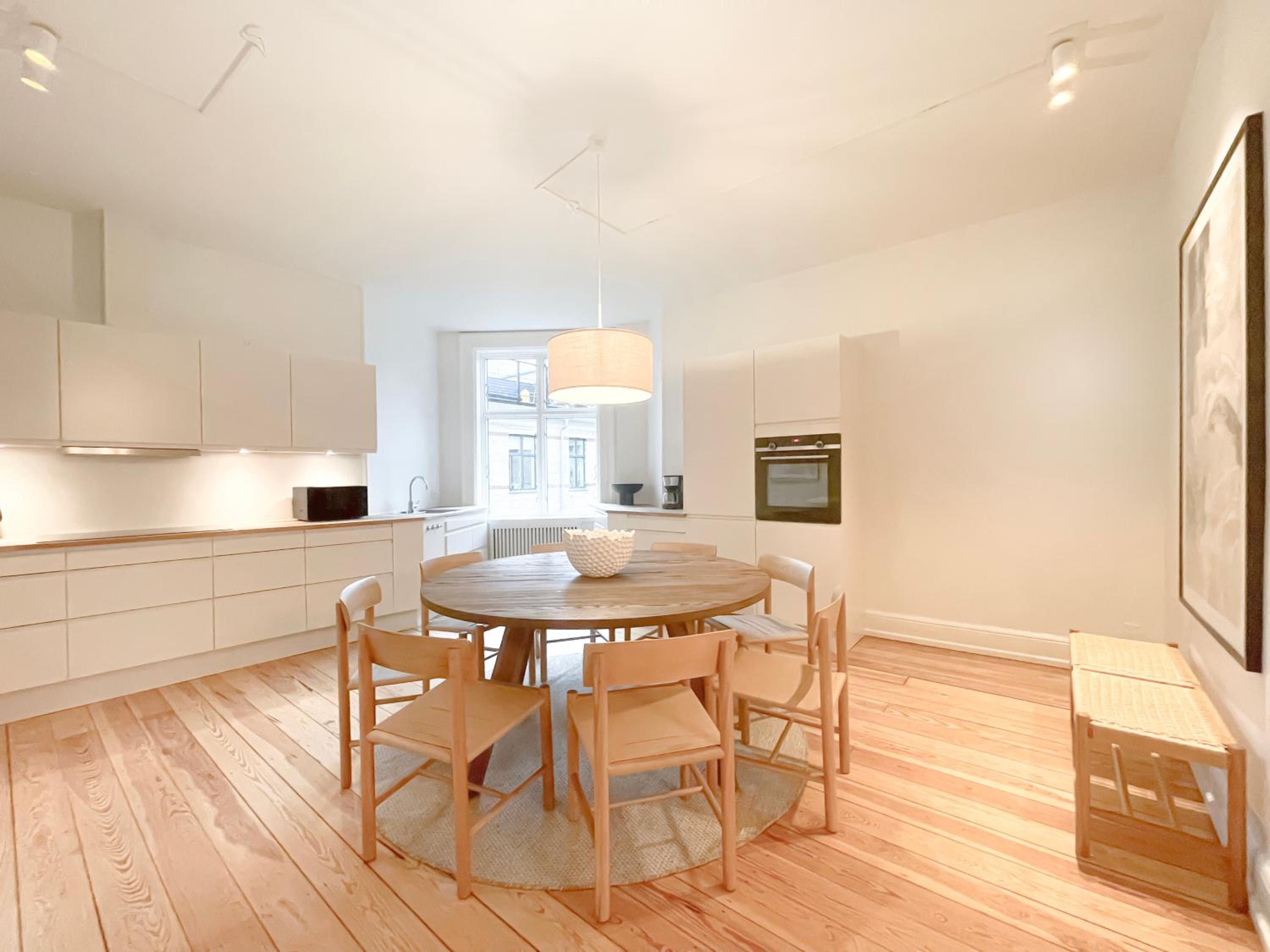 Large & Modern 4 Bedroom Apartment view 3