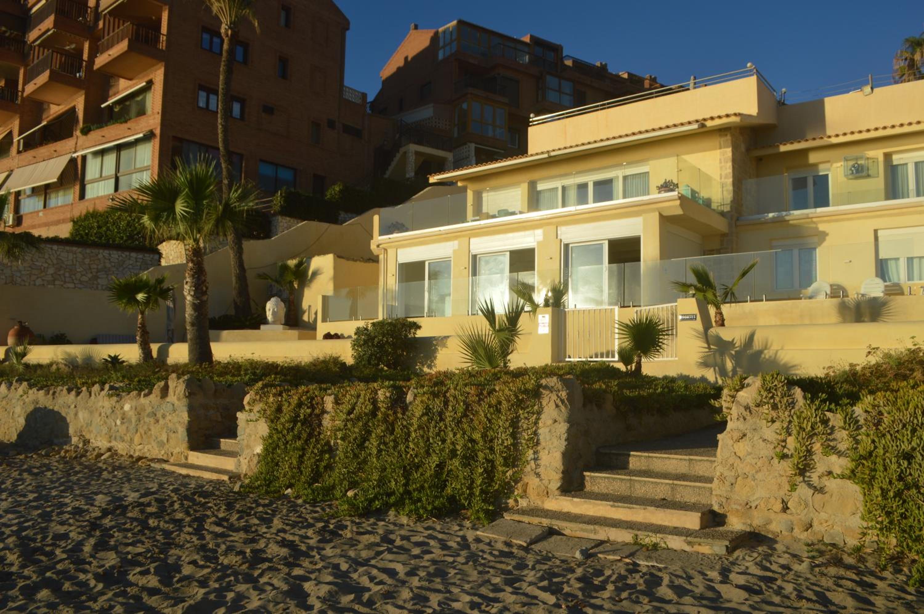 Espectacular Suite Privada a pie de playa y mar en CHALET ROQUETES