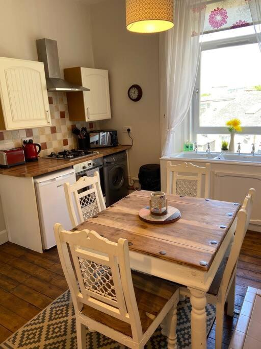 Beautiful traditional top floor flat in the center of Largs view 3