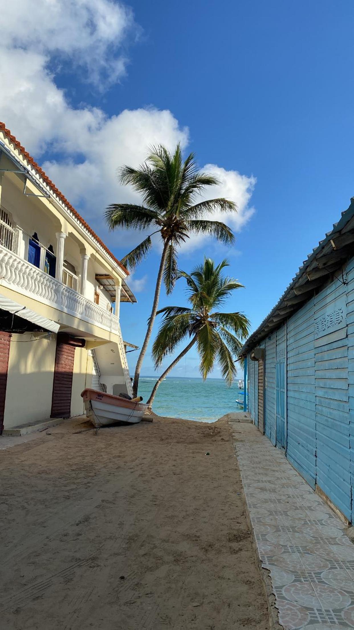 Madonna Pool Beach los Corales