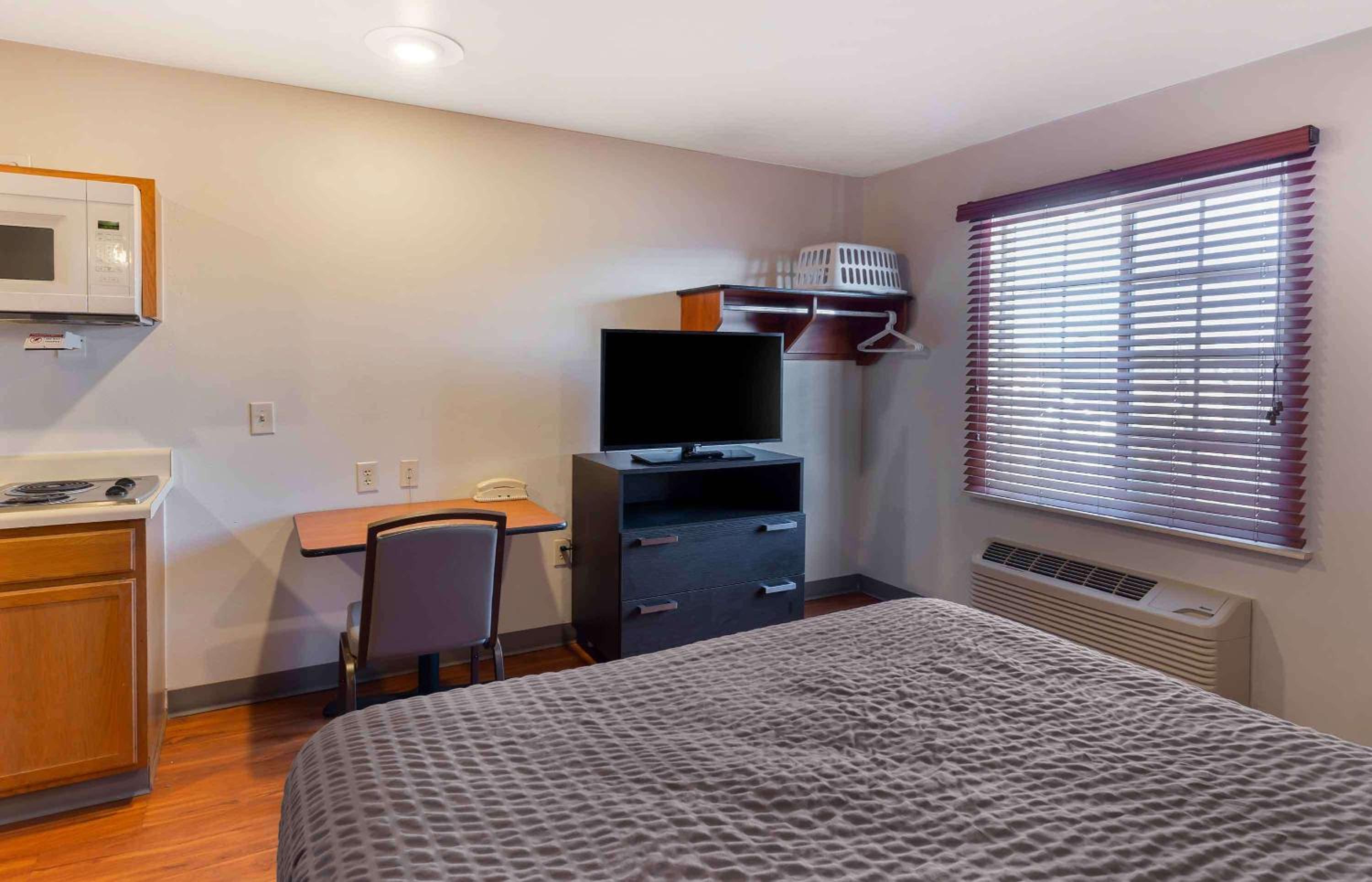 Fayetteville Vacations - Extended Stay America Select Suites - Fayetteville - Fort Bragg - Property Image 40
