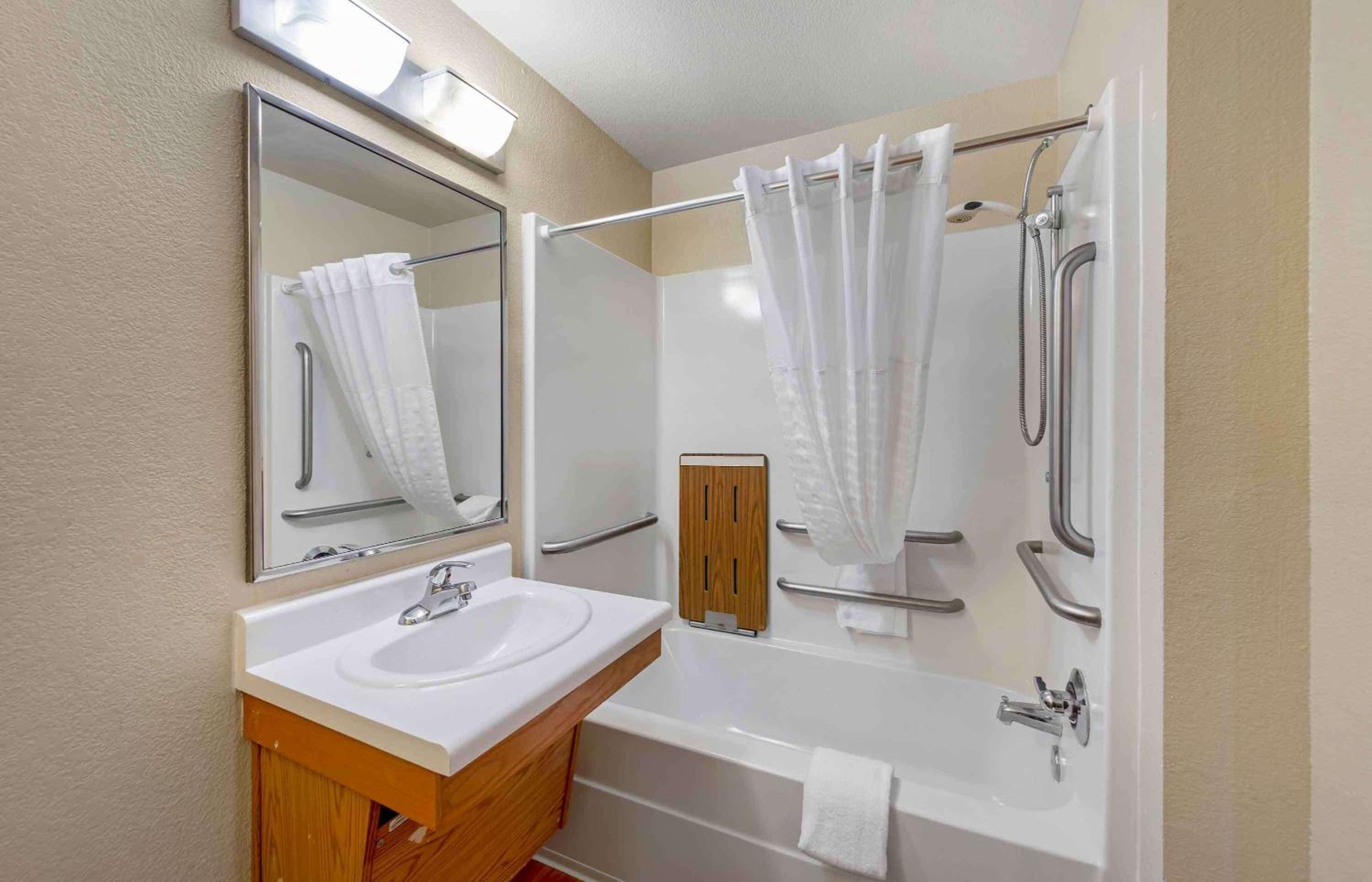 Fayetteville Vacations - Extended Stay America Select Suites - Fayetteville - Fort Bragg - Property Image 11