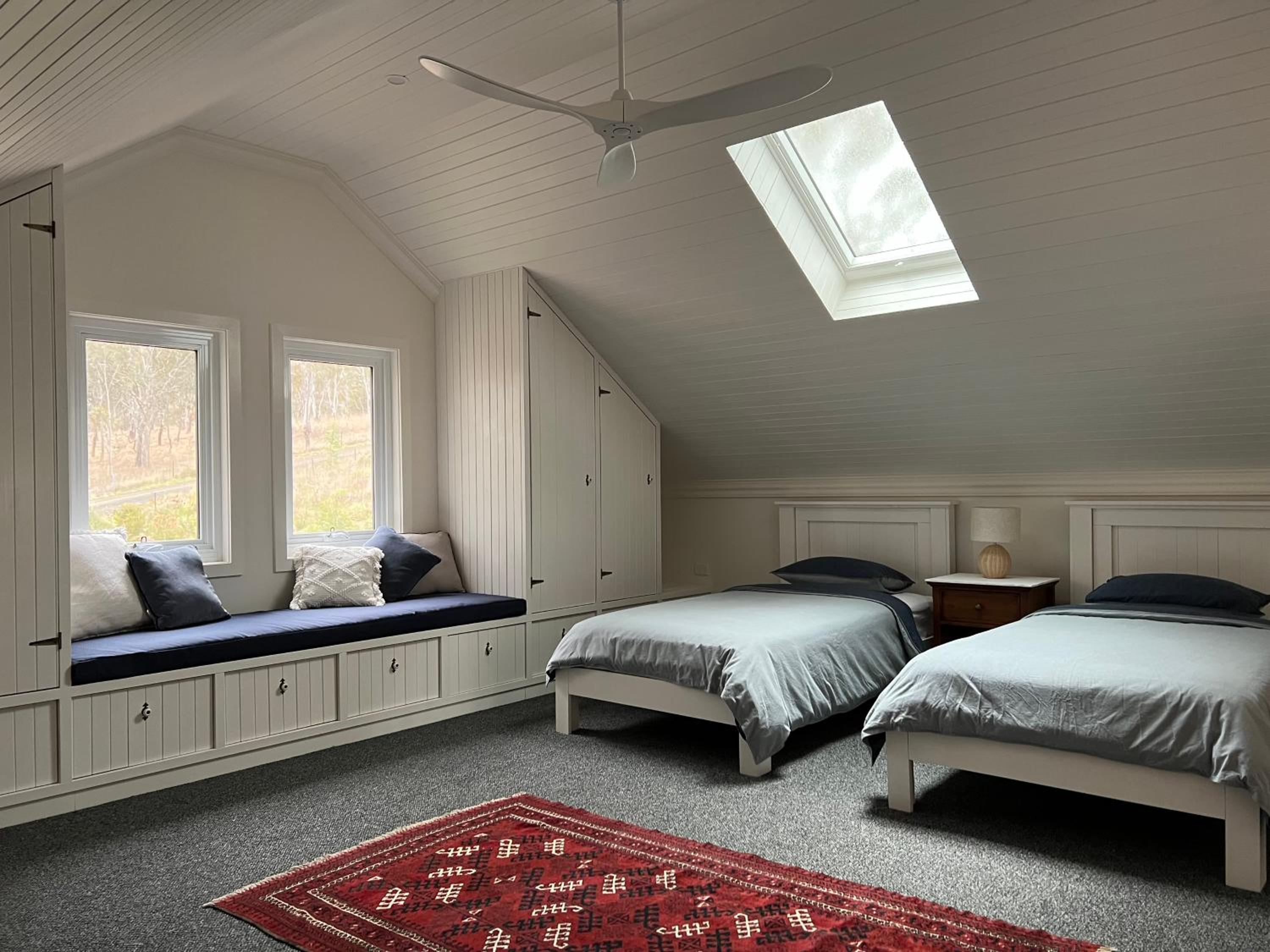 Summit House Armidale - 2 or 4 Bedrooms
