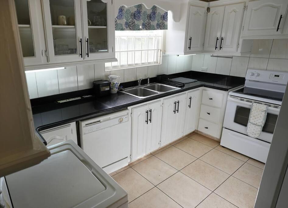 3 bedrooms luxurious pool house centrally located close to everything