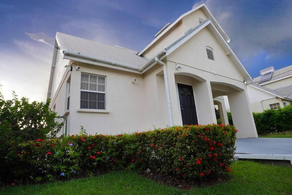 3 bedrooms luxurious pool house centrally located close to everything
